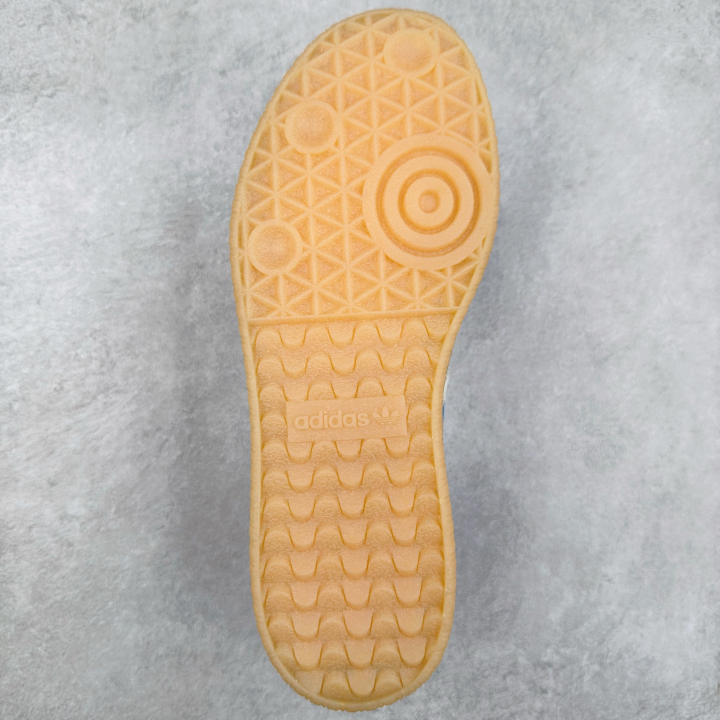 图片[9]-AD Samba XLG 桑巴舞加大厚底版系列德训风百搭松糕休闲运动板鞋生胶底 JI2743 自Originals Samba成功借势Blokecore风潮一跃成为街头巷尾的焦点鞋款后,不论是围绕Samba本身打造的各式「变种版本」,还是以Samba为蓝本打造联名鞋款,都成为了时尚潮流人士日常穿搭首选。Samba XLG是adidas Originals不断扩展XLG系列的一部分,旨在与年轻文化相契合,迎合那些希望通过个性时尚表达自我而不愿牺牲舒适度的年轻群体。街头时尚领域的Gen Z特别偏爱宽松的穿着风格。Samba XLG针对这一点做了创新。它在延续Samba OG经典设计的基础上,迎合年轻群体的穿着习惯,重塑为宽大的鞋身比例轮廓以及加厚中底,让消费者轻松展示自己独特的风格。全新的Samba XLG系列不仅迎合了当下年轻群体的穿搭习惯,加宽了鞋身比例以及将中底进一步增厚,在视觉比例上更加饱满,同时还保留了经典Samba的细节,这样一来,鞋迷朋友在穿搭上不仅能更加个性化,而且还能延续一定的复古感受。尺码：36 36⅔ 37⅓ 38 38⅔ 39⅓ 40 40⅔ 41⅓ 42 42⅔ 43⅓ 44 45-选品中心