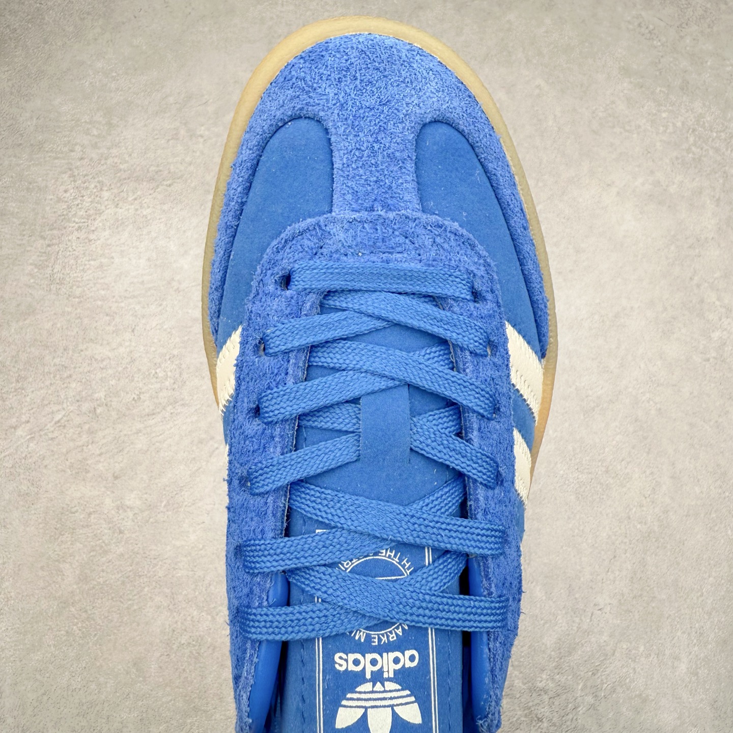 图片[4]-AD Samba XLG 桑巴舞加大厚底版系列德训风百搭松糕休闲运动板鞋生胶底 JI2743 自Originals Samba成功借势Blokecore风潮一跃成为街头巷尾的焦点鞋款后,不论是围绕Samba本身打造的各式「变种版本」,还是以Samba为蓝本打造联名鞋款,都成为了时尚潮流人士日常穿搭首选。Samba XLG是adidas Originals不断扩展XLG系列的一部分,旨在与年轻文化相契合,迎合那些希望通过个性时尚表达自我而不愿牺牲舒适度的年轻群体。街头时尚领域的Gen Z特别偏爱宽松的穿着风格。Samba XLG针对这一点做了创新。它在延续Samba OG经典设计的基础上,迎合年轻群体的穿着习惯,重塑为宽大的鞋身比例轮廓以及加厚中底,让消费者轻松展示自己独特的风格。全新的Samba XLG系列不仅迎合了当下年轻群体的穿搭习惯,加宽了鞋身比例以及将中底进一步增厚,在视觉比例上更加饱满,同时还保留了经典Samba的细节,这样一来,鞋迷朋友在穿搭上不仅能更加个性化,而且还能延续一定的复古感受。尺码：36 36⅔ 37⅓ 38 38⅔ 39⅓ 40 40⅔ 41⅓ 42 42⅔ 43⅓ 44 45-选品中心