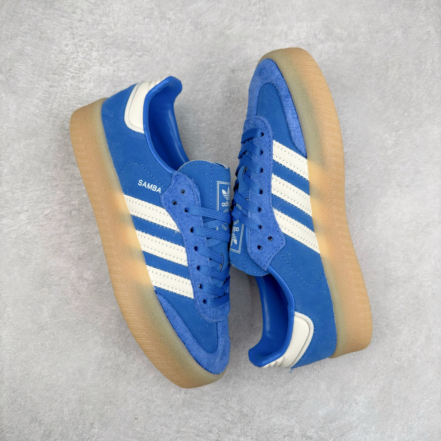 图片[3]-AD Samba XLG 桑巴舞加大厚底版系列德训风百搭松糕休闲运动板鞋生胶底 JI2743 自Originals Samba成功借势Blokecore风潮一跃成为街头巷尾的焦点鞋款后,不论是围绕Samba本身打造的各式「变种版本」,还是以Samba为蓝本打造联名鞋款,都成为了时尚潮流人士日常穿搭首选。Samba XLG是adidas Originals不断扩展XLG系列的一部分,旨在与年轻文化相契合,迎合那些希望通过个性时尚表达自我而不愿牺牲舒适度的年轻群体。街头时尚领域的Gen Z特别偏爱宽松的穿着风格。Samba XLG针对这一点做了创新。它在延续Samba OG经典设计的基础上,迎合年轻群体的穿着习惯,重塑为宽大的鞋身比例轮廓以及加厚中底,让消费者轻松展示自己独特的风格。全新的Samba XLG系列不仅迎合了当下年轻群体的穿搭习惯,加宽了鞋身比例以及将中底进一步增厚,在视觉比例上更加饱满,同时还保留了经典Samba的细节,这样一来,鞋迷朋友在穿搭上不仅能更加个性化,而且还能延续一定的复古感受。尺码：36 36⅔ 37⅓ 38 38⅔ 39⅓ 40 40⅔ 41⅓ 42 42⅔ 43⅓ 44 45-选品中心