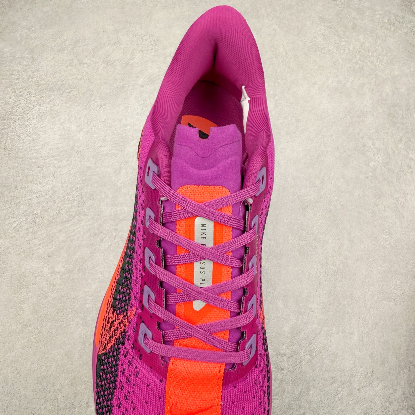 图片[5]-NK Zoom Pegasus Plus 超级飞马涡轮增压马拉松慢跑鞋 FQ7262 在设计上延续了原版鞋款的经典风格，向 Pegasus Turbo 致敬。鞋面采用 Flyknit 材质，巧妙地在不同区域实现紧密与松散的编织结合。标志性的尼龙中部条纹与原版 Turbo 设计呼应。原有的 Flywire 被内部毡织带替代。鞋领的衬垫和鞋跟支撑则为鞋面增添了完善的细节。与以往的 Turbo 型号采用双层泡沫不同，Pegasus Plus 使用了一体式 ZoomX 中底。鞋跟厚度为 35 毫米，前掌为 25 毫米，形成 10 毫米的落差，外底覆盖了大量橡胶，而 ZoomX 外露的部分也十分显眼。尺码：36 36.5 37.5 38 38.5 39 40 40.5 41 42 42.5 43 44 44.5 45-选品中心