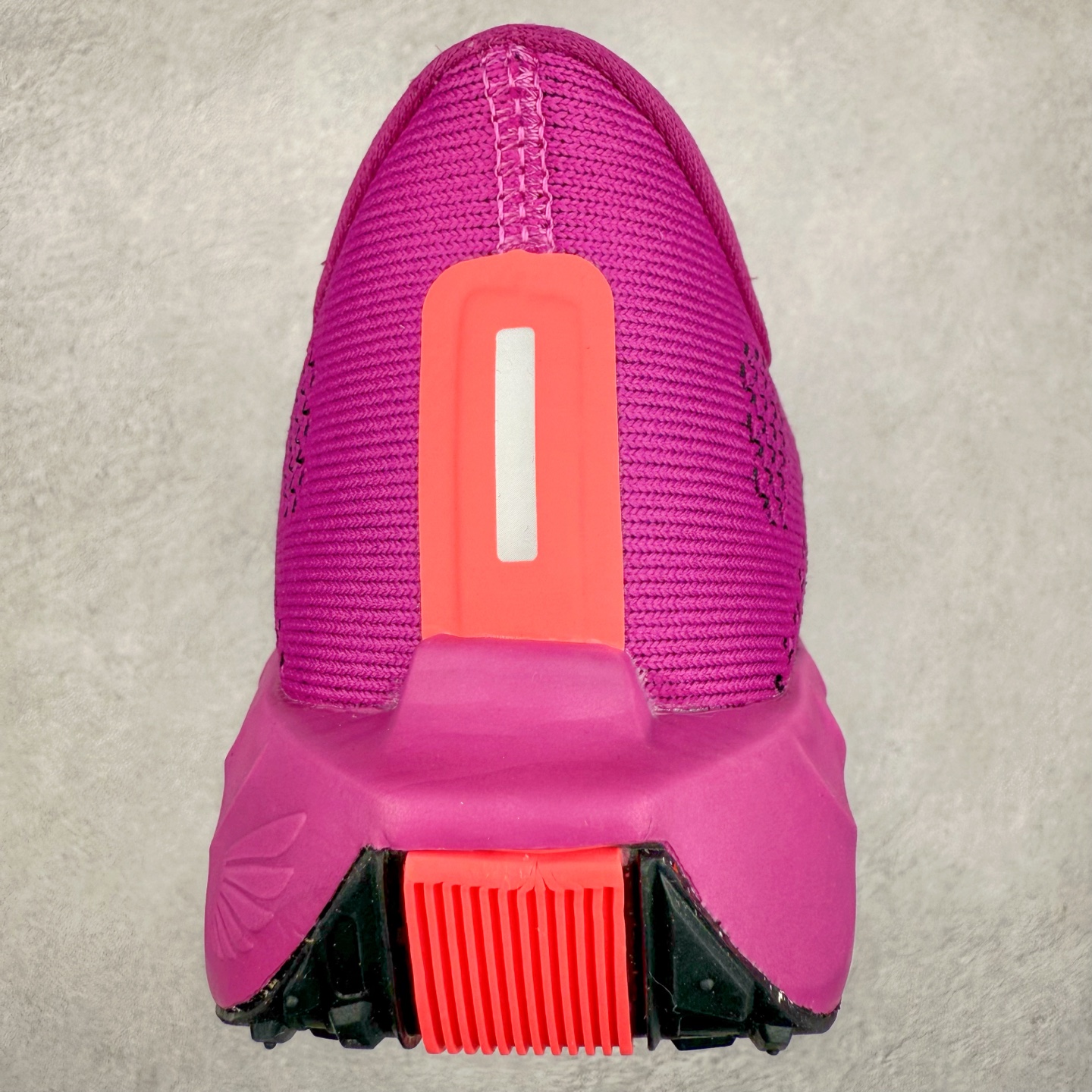 图片[8]-NK Zoom Pegasus Plus 超级飞马涡轮增压马拉松慢跑鞋 FQ7262 在设计上延续了原版鞋款的经典风格，向 Pegasus Turbo 致敬。鞋面采用 Flyknit 材质，巧妙地在不同区域实现紧密与松散的编织结合。标志性的尼龙中部条纹与原版 Turbo 设计呼应。原有的 Flywire 被内部毡织带替代。鞋领的衬垫和鞋跟支撑则为鞋面增添了完善的细节。与以往的 Turbo 型号采用双层泡沫不同，Pegasus Plus 使用了一体式 ZoomX 中底。鞋跟厚度为 35 毫米，前掌为 25 毫米，形成 10 毫米的落差，外底覆盖了大量橡胶，而 ZoomX 外露的部分也十分显眼。尺码：36 36.5 37.5 38 38.5 39 40 40.5 41 42 42.5 43 44 44.5 45-选品中心