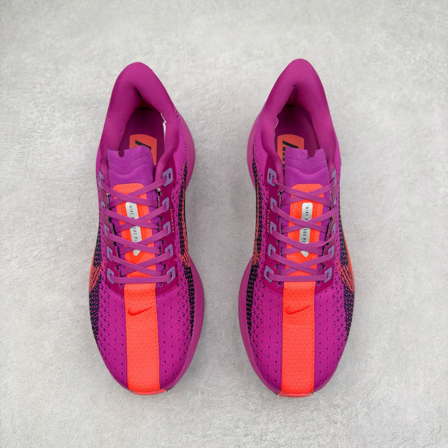 图片[2]-NK Zoom Pegasus Plus 超级飞马涡轮增压马拉松慢跑鞋 FQ7262 在设计上延续了原版鞋款的经典风格，向 Pegasus Turbo 致敬。鞋面采用 Flyknit 材质，巧妙地在不同区域实现紧密与松散的编织结合。标志性的尼龙中部条纹与原版 Turbo 设计呼应。原有的 Flywire 被内部毡织带替代。鞋领的衬垫和鞋跟支撑则为鞋面增添了完善的细节。与以往的 Turbo 型号采用双层泡沫不同，Pegasus Plus 使用了一体式 ZoomX 中底。鞋跟厚度为 35 毫米，前掌为 25 毫米，形成 10 毫米的落差，外底覆盖了大量橡胶，而 ZoomX 外露的部分也十分显眼。尺码：36 36.5 37.5 38 38.5 39 40 40.5 41 42 42.5 43 44 44.5 45-选品中心