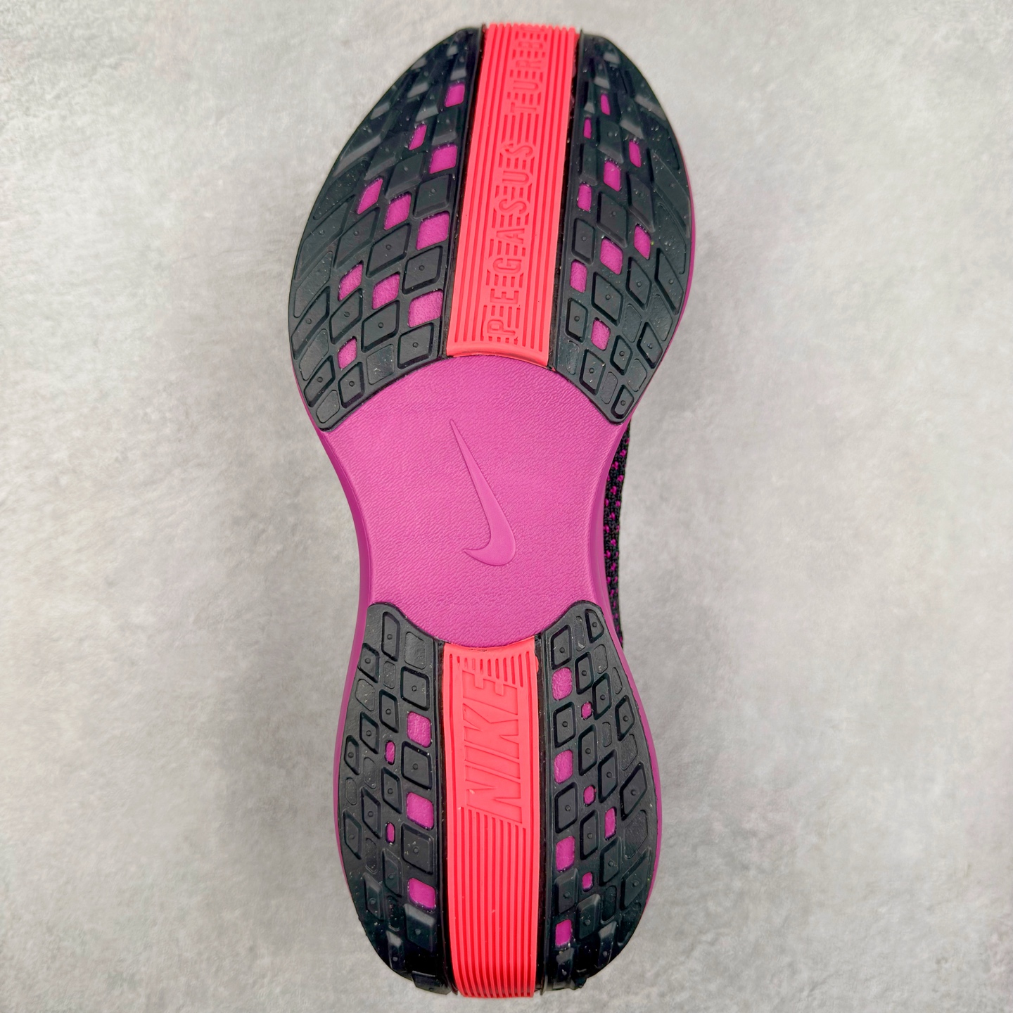 图片[9]-NK Zoom Pegasus Plus 超级飞马涡轮增压马拉松慢跑鞋 FQ7262 在设计上延续了原版鞋款的经典风格，向 Pegasus Turbo 致敬。鞋面采用 Flyknit 材质，巧妙地在不同区域实现紧密与松散的编织结合。标志性的尼龙中部条纹与原版 Turbo 设计呼应。原有的 Flywire 被内部毡织带替代。鞋领的衬垫和鞋跟支撑则为鞋面增添了完善的细节。与以往的 Turbo 型号采用双层泡沫不同，Pegasus Plus 使用了一体式 ZoomX 中底。鞋跟厚度为 35 毫米，前掌为 25 毫米，形成 10 毫米的落差，外底覆盖了大量橡胶，而 ZoomX 外露的部分也十分显眼。尺码：36 36.5 37.5 38 38.5 39 40 40.5 41 42 42.5 43 44 44.5 45-选品中心