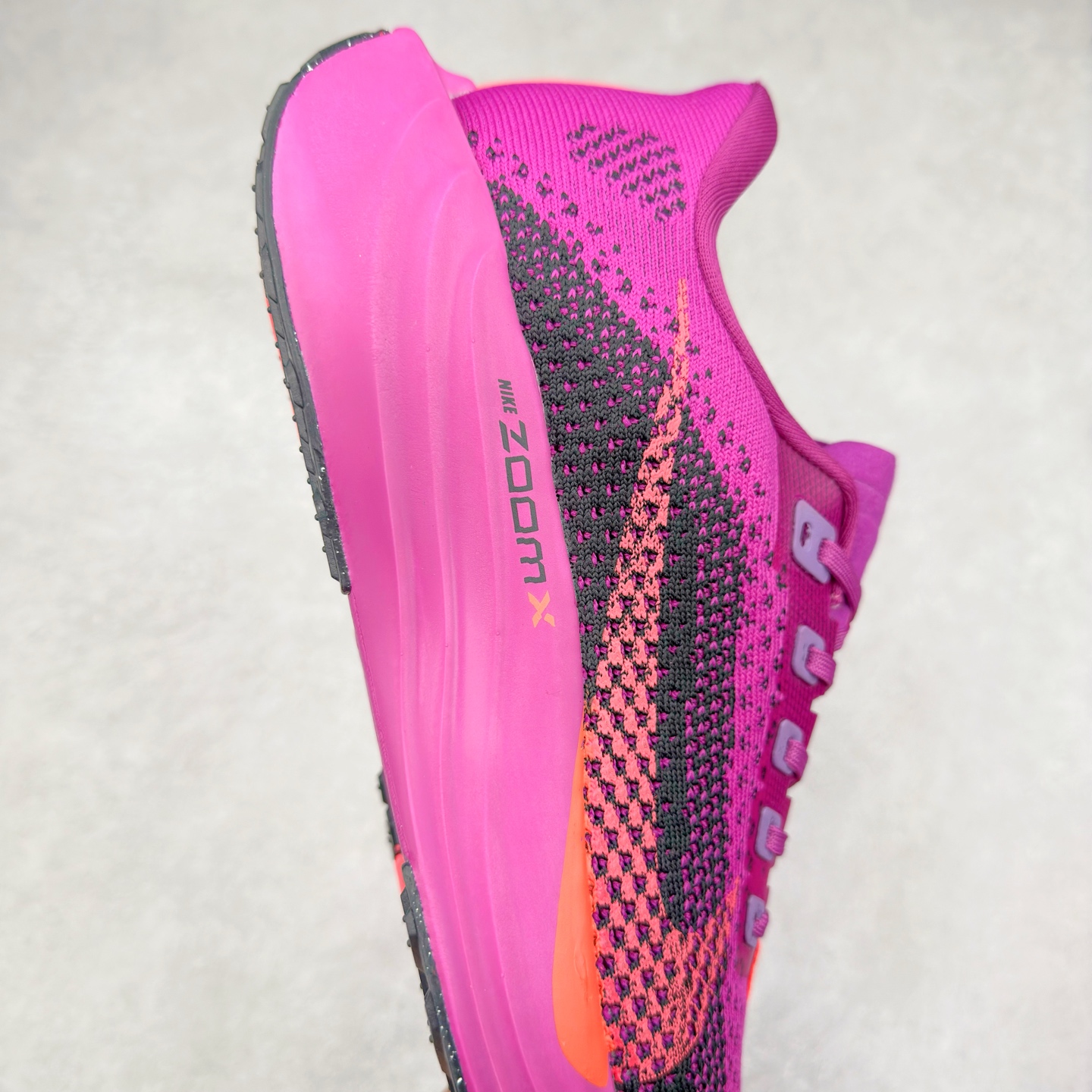 图片[6]-NK Zoom Pegasus Plus 超级飞马涡轮增压马拉松慢跑鞋 FQ7262 在设计上延续了原版鞋款的经典风格，向 Pegasus Turbo 致敬。鞋面采用 Flyknit 材质，巧妙地在不同区域实现紧密与松散的编织结合。标志性的尼龙中部条纹与原版 Turbo 设计呼应。原有的 Flywire 被内部毡织带替代。鞋领的衬垫和鞋跟支撑则为鞋面增添了完善的细节。与以往的 Turbo 型号采用双层泡沫不同，Pegasus Plus 使用了一体式 ZoomX 中底。鞋跟厚度为 35 毫米，前掌为 25 毫米，形成 10 毫米的落差，外底覆盖了大量橡胶，而 ZoomX 外露的部分也十分显眼。尺码：36 36.5 37.5 38 38.5 39 40 40.5 41 42 42.5 43 44 44.5 45-选品中心