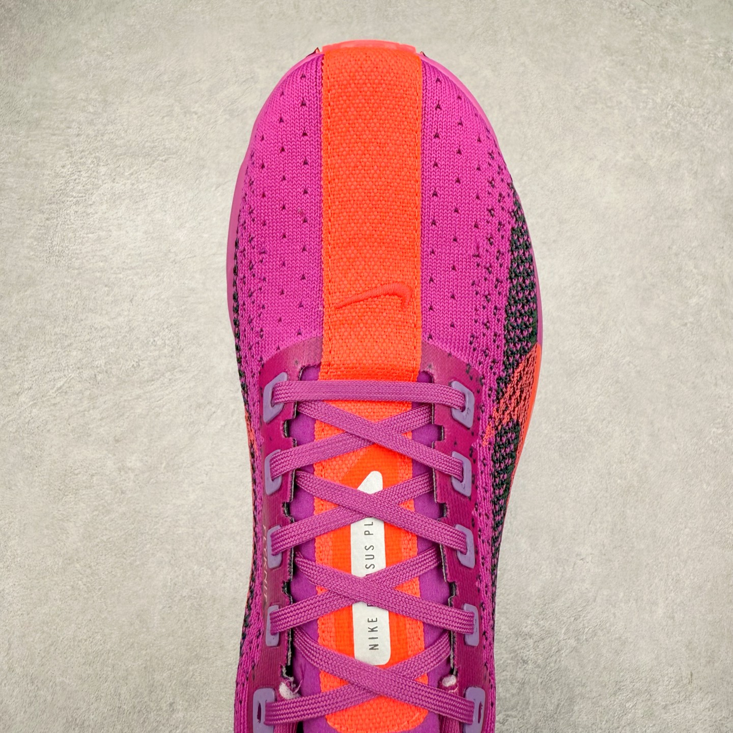 图片[4]-NK Zoom Pegasus Plus 超级飞马涡轮增压马拉松慢跑鞋 FQ7262 在设计上延续了原版鞋款的经典风格，向 Pegasus Turbo 致敬。鞋面采用 Flyknit 材质，巧妙地在不同区域实现紧密与松散的编织结合。标志性的尼龙中部条纹与原版 Turbo 设计呼应。原有的 Flywire 被内部毡织带替代。鞋领的衬垫和鞋跟支撑则为鞋面增添了完善的细节。与以往的 Turbo 型号采用双层泡沫不同，Pegasus Plus 使用了一体式 ZoomX 中底。鞋跟厚度为 35 毫米，前掌为 25 毫米，形成 10 毫米的落差，外底覆盖了大量橡胶，而 ZoomX 外露的部分也十分显眼。尺码：36 36.5 37.5 38 38.5 39 40 40.5 41 42 42.5 43 44 44.5 45-选品中心