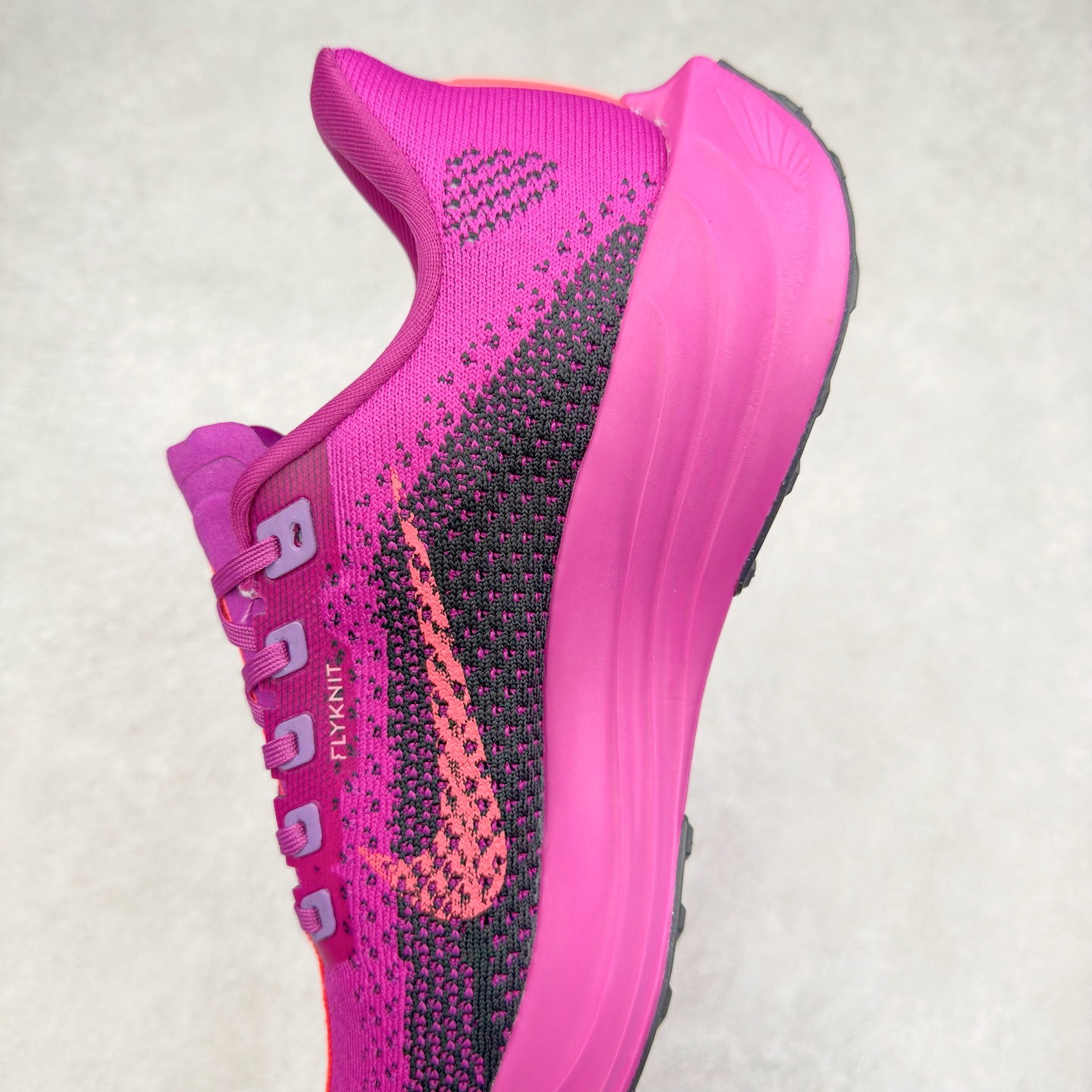 图片[7]-NK Zoom Pegasus Plus 超级飞马涡轮增压马拉松慢跑鞋 FQ7262 在设计上延续了原版鞋款的经典风格，向 Pegasus Turbo 致敬。鞋面采用 Flyknit 材质，巧妙地在不同区域实现紧密与松散的编织结合。标志性的尼龙中部条纹与原版 Turbo 设计呼应。原有的 Flywire 被内部毡织带替代。鞋领的衬垫和鞋跟支撑则为鞋面增添了完善的细节。与以往的 Turbo 型号采用双层泡沫不同，Pegasus Plus 使用了一体式 ZoomX 中底。鞋跟厚度为 35 毫米，前掌为 25 毫米，形成 10 毫米的落差，外底覆盖了大量橡胶，而 ZoomX 外露的部分也十分显眼。尺码：36 36.5 37.5 38 38.5 39 40 40.5 41 42 42.5 43 44 44.5 45-选品中心