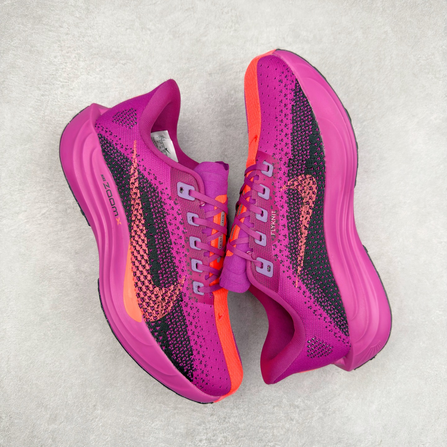 图片[3]-NK Zoom Pegasus Plus 超级飞马涡轮增压马拉松慢跑鞋 FQ7262 在设计上延续了原版鞋款的经典风格，向 Pegasus Turbo 致敬。鞋面采用 Flyknit 材质，巧妙地在不同区域实现紧密与松散的编织结合。标志性的尼龙中部条纹与原版 Turbo 设计呼应。原有的 Flywire 被内部毡织带替代。鞋领的衬垫和鞋跟支撑则为鞋面增添了完善的细节。与以往的 Turbo 型号采用双层泡沫不同，Pegasus Plus 使用了一体式 ZoomX 中底。鞋跟厚度为 35 毫米，前掌为 25 毫米，形成 10 毫米的落差，外底覆盖了大量橡胶，而 ZoomX 外露的部分也十分显眼。尺码：36 36.5 37.5 38 38.5 39 40 40.5 41 42 42.5 43 44 44.5 45-选品中心