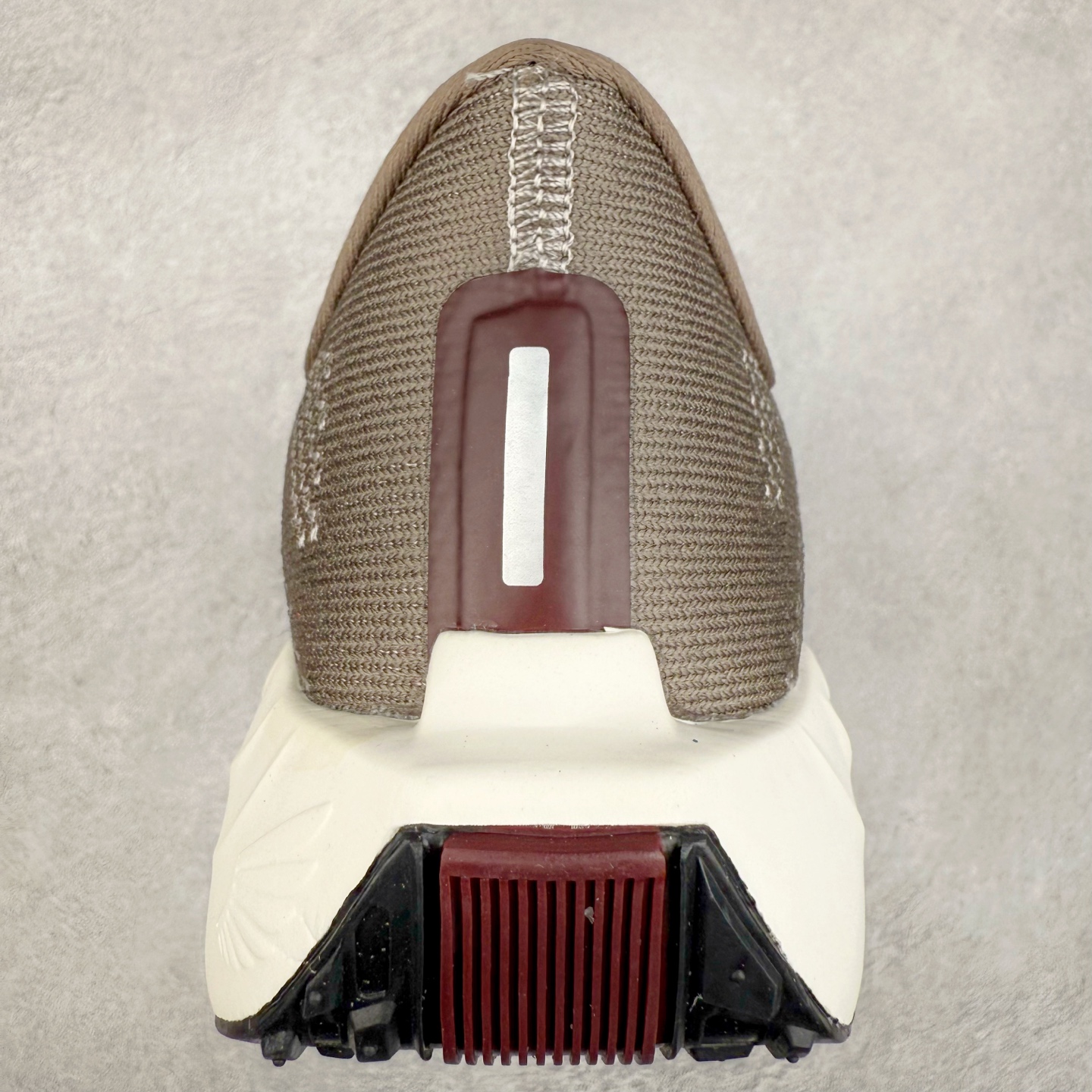 图片[8]-NK Zoom Pegasus Plus 超级飞马涡轮增压马拉松慢跑鞋 FQ7262 在设计上延续了原版鞋款的经典风格，向 Pegasus Turbo 致敬。鞋面采用 Flyknit 材质，巧妙地在不同区域实现紧密与松散的编织结合。标志性的尼龙中部条纹与原版 Turbo 设计呼应。原有的 Flywire 被内部毡织带替代。鞋领的衬垫和鞋跟支撑则为鞋面增添了完善的细节。与以往的 Turbo 型号采用双层泡沫不同，Pegasus Plus 使用了一体式 ZoomX 中底。鞋跟厚度为 35 毫米，前掌为 25 毫米，形成 10 毫米的落差，外底覆盖了大量橡胶，而 ZoomX 外露的部分也十分显眼。尺码：36 36.5 37.5 38 38.5 39 40 40.5 41 42 42.5 43 44 44.5 45-选品中心