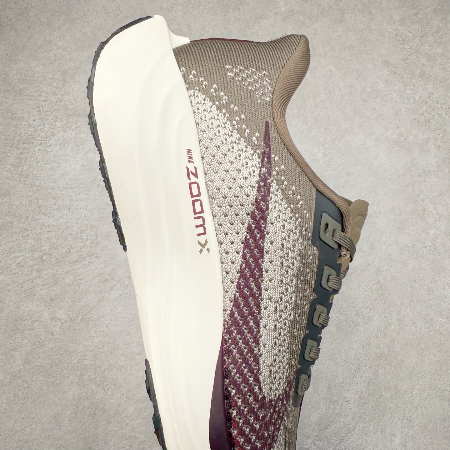 图片[6]-NK Zoom Pegasus Plus 超级飞马涡轮增压马拉松慢跑鞋 FQ7262 在设计上延续了原版鞋款的经典风格，向 Pegasus Turbo 致敬。鞋面采用 Flyknit 材质，巧妙地在不同区域实现紧密与松散的编织结合。标志性的尼龙中部条纹与原版 Turbo 设计呼应。原有的 Flywire 被内部毡织带替代。鞋领的衬垫和鞋跟支撑则为鞋面增添了完善的细节。与以往的 Turbo 型号采用双层泡沫不同，Pegasus Plus 使用了一体式 ZoomX 中底。鞋跟厚度为 35 毫米，前掌为 25 毫米，形成 10 毫米的落差，外底覆盖了大量橡胶，而 ZoomX 外露的部分也十分显眼。尺码：36 36.5 37.5 38 38.5 39 40 40.5 41 42 42.5 43 44 44.5 45-选品中心