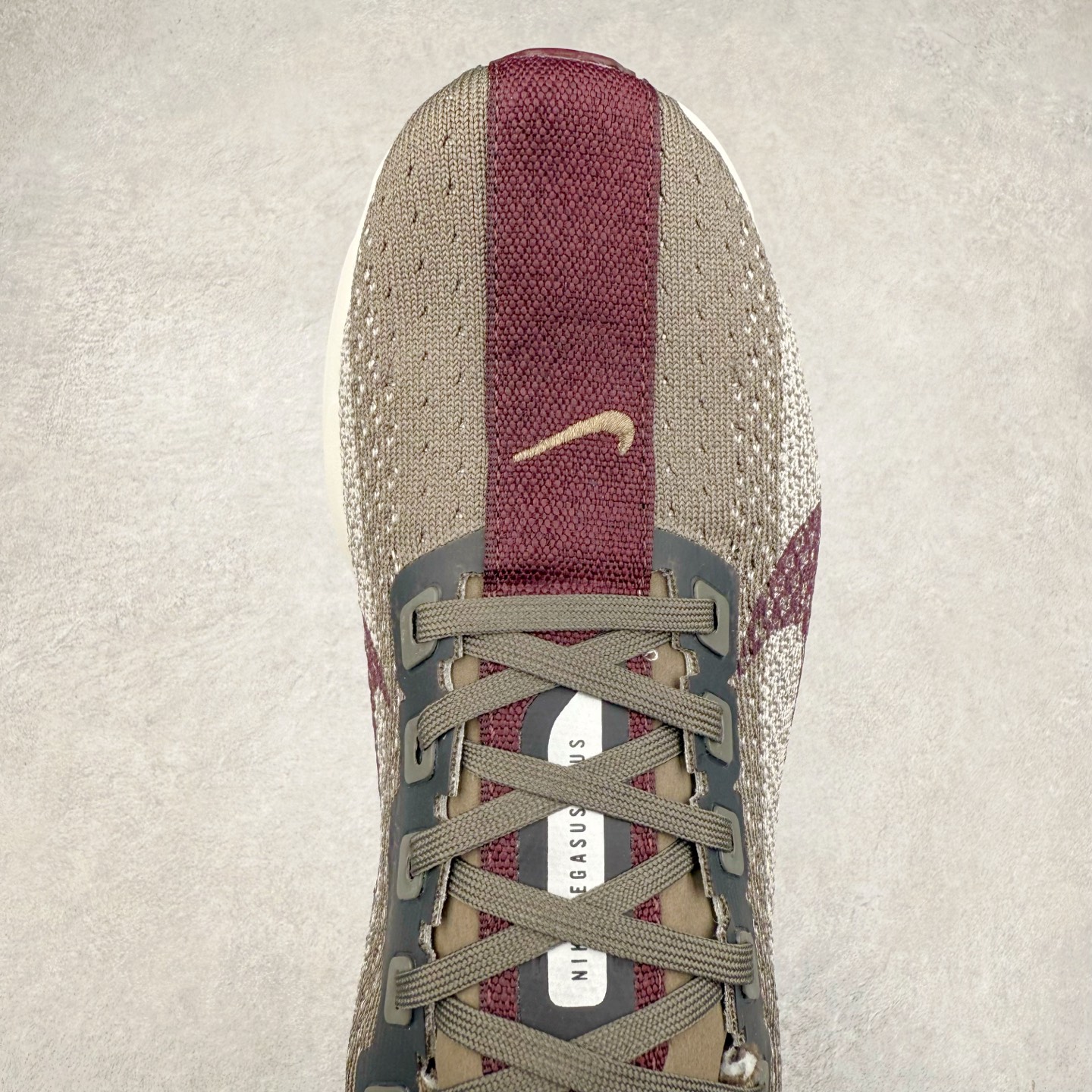 图片[4]-NK Zoom Pegasus Plus 超级飞马涡轮增压马拉松慢跑鞋 FQ7262 在设计上延续了原版鞋款的经典风格，向 Pegasus Turbo 致敬。鞋面采用 Flyknit 材质，巧妙地在不同区域实现紧密与松散的编织结合。标志性的尼龙中部条纹与原版 Turbo 设计呼应。原有的 Flywire 被内部毡织带替代。鞋领的衬垫和鞋跟支撑则为鞋面增添了完善的细节。与以往的 Turbo 型号采用双层泡沫不同，Pegasus Plus 使用了一体式 ZoomX 中底。鞋跟厚度为 35 毫米，前掌为 25 毫米，形成 10 毫米的落差，外底覆盖了大量橡胶，而 ZoomX 外露的部分也十分显眼。尺码：36 36.5 37.5 38 38.5 39 40 40.5 41 42 42.5 43 44 44.5 45-选品中心