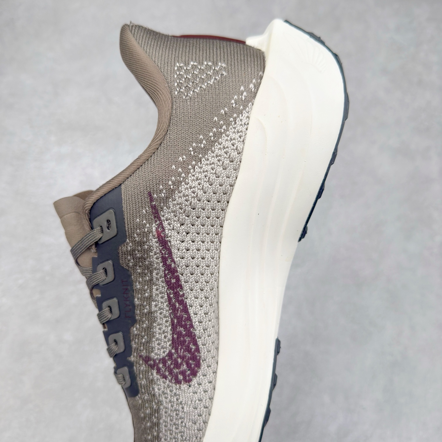 图片[7]-NK Zoom Pegasus Plus 超级飞马涡轮增压马拉松慢跑鞋 FQ7262 在设计上延续了原版鞋款的经典风格，向 Pegasus Turbo 致敬。鞋面采用 Flyknit 材质，巧妙地在不同区域实现紧密与松散的编织结合。标志性的尼龙中部条纹与原版 Turbo 设计呼应。原有的 Flywire 被内部毡织带替代。鞋领的衬垫和鞋跟支撑则为鞋面增添了完善的细节。与以往的 Turbo 型号采用双层泡沫不同，Pegasus Plus 使用了一体式 ZoomX 中底。鞋跟厚度为 35 毫米，前掌为 25 毫米，形成 10 毫米的落差，外底覆盖了大量橡胶，而 ZoomX 外露的部分也十分显眼。尺码：36 36.5 37.5 38 38.5 39 40 40.5 41 42 42.5 43 44 44.5 45-选品中心