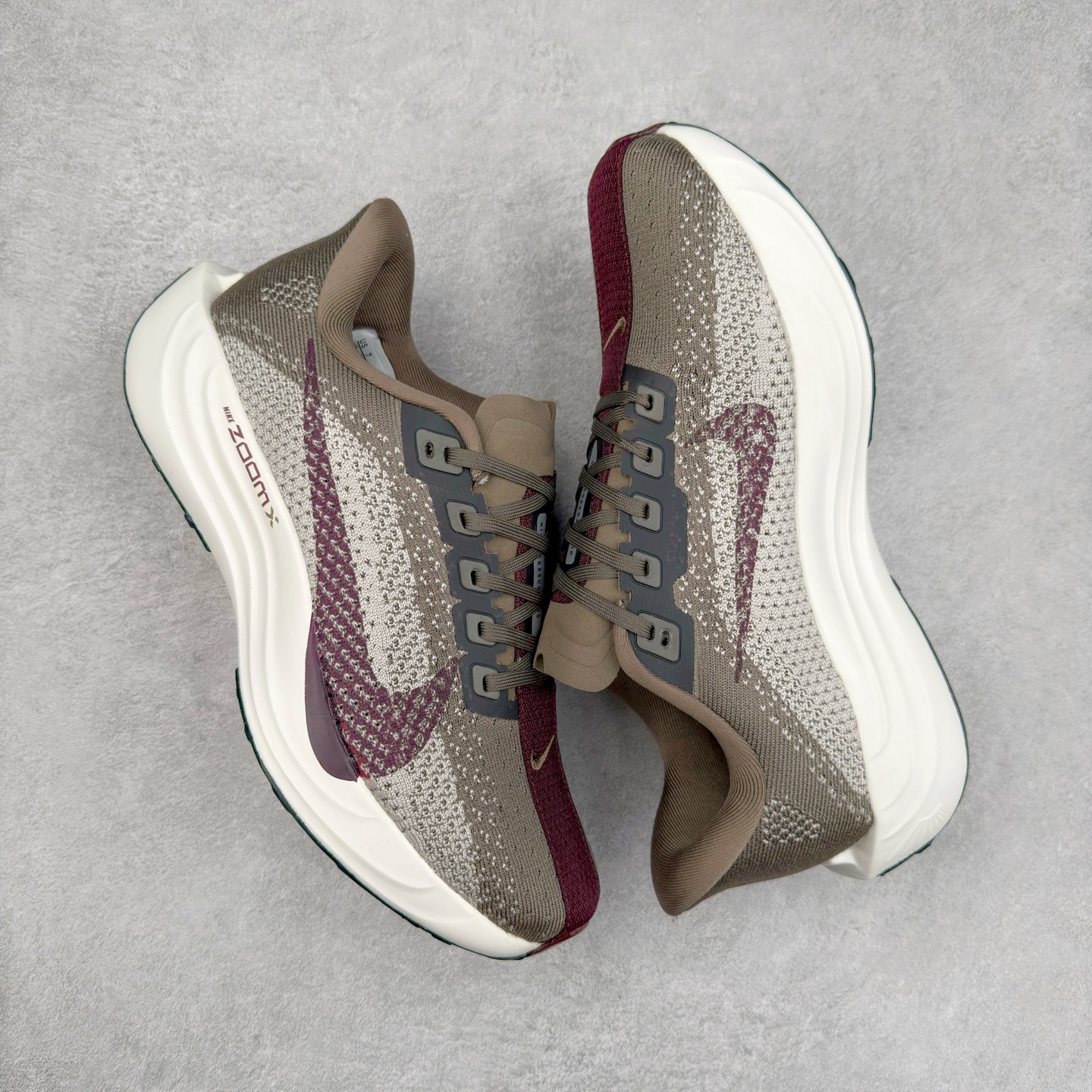 图片[3]-NK Zoom Pegasus Plus 超级飞马涡轮增压马拉松慢跑鞋 FQ7262 在设计上延续了原版鞋款的经典风格，向 Pegasus Turbo 致敬。鞋面采用 Flyknit 材质，巧妙地在不同区域实现紧密与松散的编织结合。标志性的尼龙中部条纹与原版 Turbo 设计呼应。原有的 Flywire 被内部毡织带替代。鞋领的衬垫和鞋跟支撑则为鞋面增添了完善的细节。与以往的 Turbo 型号采用双层泡沫不同，Pegasus Plus 使用了一体式 ZoomX 中底。鞋跟厚度为 35 毫米，前掌为 25 毫米，形成 10 毫米的落差，外底覆盖了大量橡胶，而 ZoomX 外露的部分也十分显眼。尺码：36 36.5 37.5 38 38.5 39 40 40.5 41 42 42.5 43 44 44.5 45-选品中心