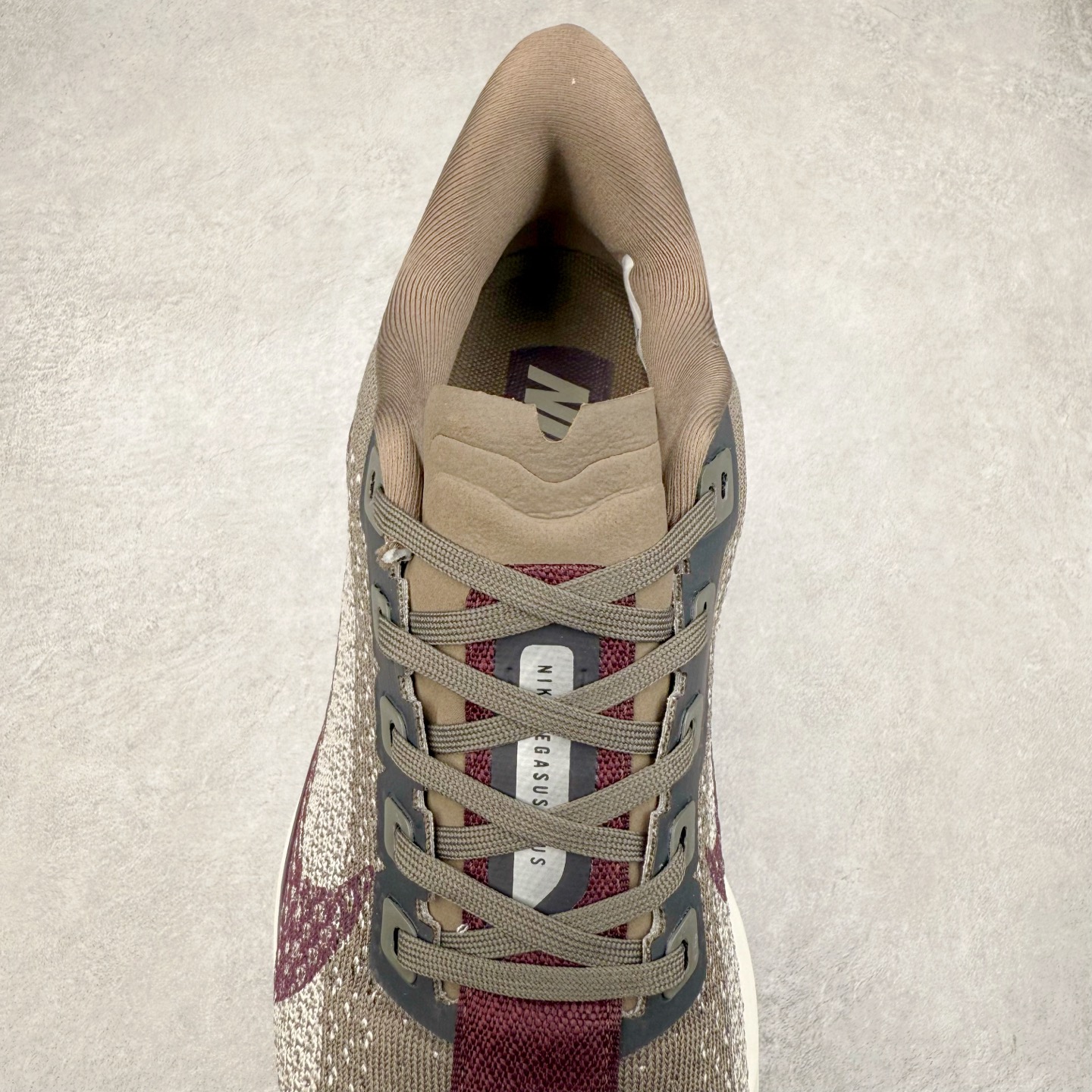 图片[5]-NK Zoom Pegasus Plus 超级飞马涡轮增压马拉松慢跑鞋 FQ7262 在设计上延续了原版鞋款的经典风格，向 Pegasus Turbo 致敬。鞋面采用 Flyknit 材质，巧妙地在不同区域实现紧密与松散的编织结合。标志性的尼龙中部条纹与原版 Turbo 设计呼应。原有的 Flywire 被内部毡织带替代。鞋领的衬垫和鞋跟支撑则为鞋面增添了完善的细节。与以往的 Turbo 型号采用双层泡沫不同，Pegasus Plus 使用了一体式 ZoomX 中底。鞋跟厚度为 35 毫米，前掌为 25 毫米，形成 10 毫米的落差，外底覆盖了大量橡胶，而 ZoomX 外露的部分也十分显眼。尺码：36 36.5 37.5 38 38.5 39 40 40.5 41 42 42.5 43 44 44.5 45-选品中心