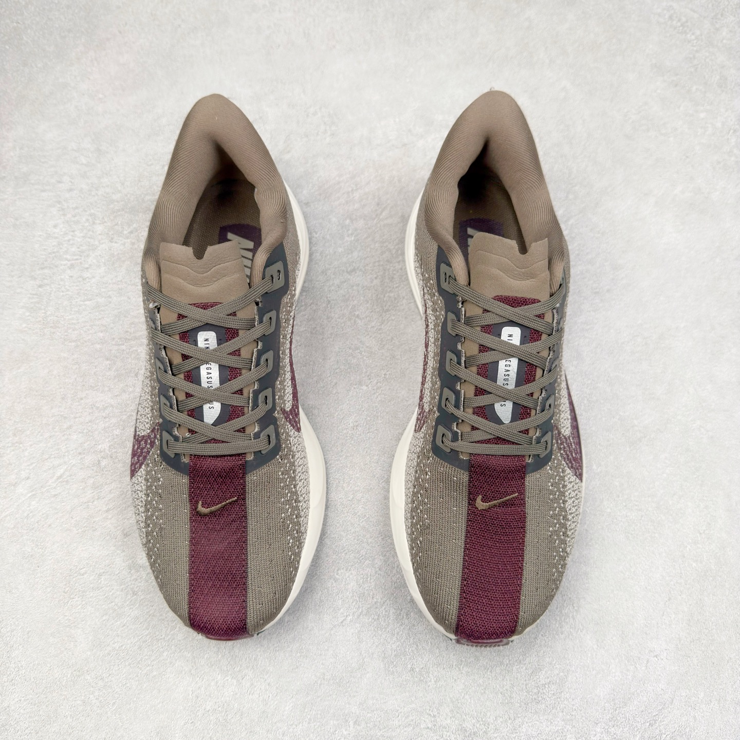 图片[2]-NK Zoom Pegasus Plus 超级飞马涡轮增压马拉松慢跑鞋 FQ7262 在设计上延续了原版鞋款的经典风格，向 Pegasus Turbo 致敬。鞋面采用 Flyknit 材质，巧妙地在不同区域实现紧密与松散的编织结合。标志性的尼龙中部条纹与原版 Turbo 设计呼应。原有的 Flywire 被内部毡织带替代。鞋领的衬垫和鞋跟支撑则为鞋面增添了完善的细节。与以往的 Turbo 型号采用双层泡沫不同，Pegasus Plus 使用了一体式 ZoomX 中底。鞋跟厚度为 35 毫米，前掌为 25 毫米，形成 10 毫米的落差，外底覆盖了大量橡胶，而 ZoomX 外露的部分也十分显眼。尺码：36 36.5 37.5 38 38.5 39 40 40.5 41 42 42.5 43 44 44.5 45-选品中心