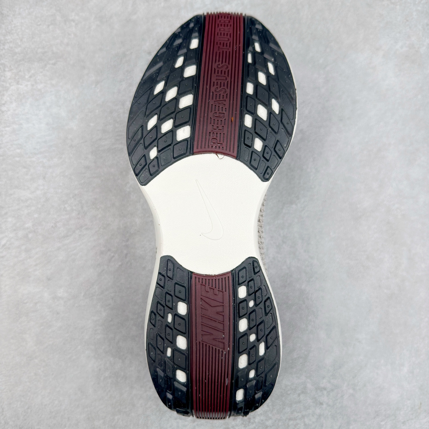 图片[9]-NK Zoom Pegasus Plus 超级飞马涡轮增压马拉松慢跑鞋 FQ7262 在设计上延续了原版鞋款的经典风格，向 Pegasus Turbo 致敬。鞋面采用 Flyknit 材质，巧妙地在不同区域实现紧密与松散的编织结合。标志性的尼龙中部条纹与原版 Turbo 设计呼应。原有的 Flywire 被内部毡织带替代。鞋领的衬垫和鞋跟支撑则为鞋面增添了完善的细节。与以往的 Turbo 型号采用双层泡沫不同，Pegasus Plus 使用了一体式 ZoomX 中底。鞋跟厚度为 35 毫米，前掌为 25 毫米，形成 10 毫米的落差，外底覆盖了大量橡胶，而 ZoomX 外露的部分也十分显眼。尺码：36 36.5 37.5 38 38.5 39 40 40.5 41 42 42.5 43 44 44.5 45-选品中心