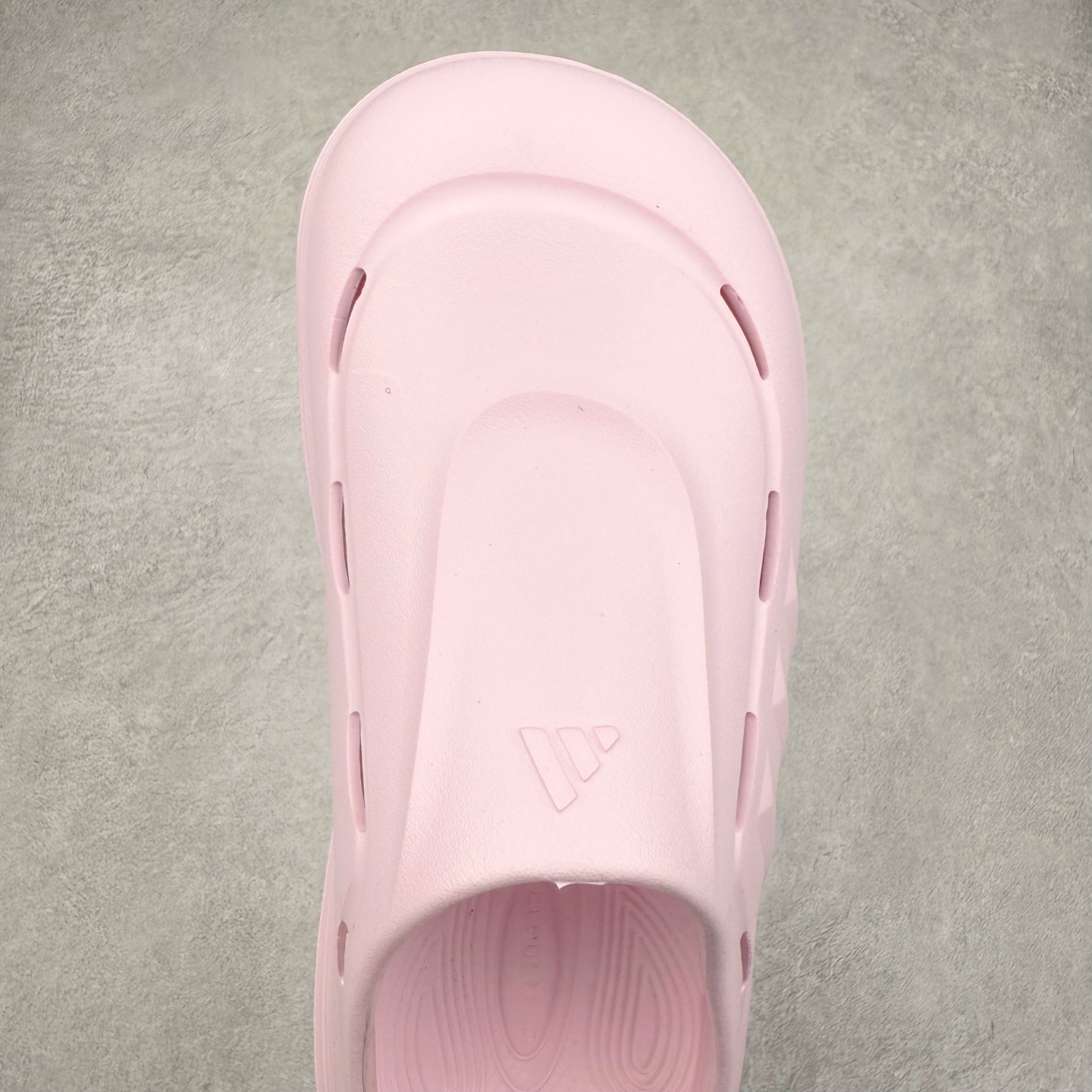 图片[4]-AD OZWAVE CLOG 舒适时尚防磨防滑包头洞洞鞋拖鞋 JR6756 设计灵感来源于经典复古鞋型 两侧三道杠、鞋面流畅的线条，勾勒出富有未来感的廓形。鞋面排布有透气孔，既保留了复古韵味，又不失夏日清凉。采用一脚蹬无鞋带的设计，像是户外涉水，城市通勤都能拿捏，并且也比较好打理。宽大的鞋底配合锯齿元素，极具造型感，满足防滑的同时，上脚也足够有辨识度。整双鞋是饱满的廓形轮廓，搭配厚底造型，除了对裤装有一定的承托作用，也有不俗的增高效果。尺码：36 36⅔ 37⅓ 38 38⅔ 39⅓ 40 40⅔ 41⅓ 42 42⅔ 43⅓ 44 45-选品中心