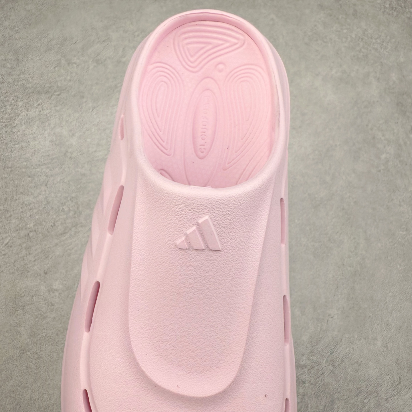 图片[5]-AD OZWAVE CLOG 舒适时尚防磨防滑包头洞洞鞋拖鞋 JR6756 设计灵感来源于经典复古鞋型 两侧三道杠、鞋面流畅的线条，勾勒出富有未来感的廓形。鞋面排布有透气孔，既保留了复古韵味，又不失夏日清凉。采用一脚蹬无鞋带的设计，像是户外涉水，城市通勤都能拿捏，并且也比较好打理。宽大的鞋底配合锯齿元素，极具造型感，满足防滑的同时，上脚也足够有辨识度。整双鞋是饱满的廓形轮廓，搭配厚底造型，除了对裤装有一定的承托作用，也有不俗的增高效果。尺码：36 36⅔ 37⅓ 38 38⅔ 39⅓ 40 40⅔ 41⅓ 42 42⅔ 43⅓ 44 45-选品中心