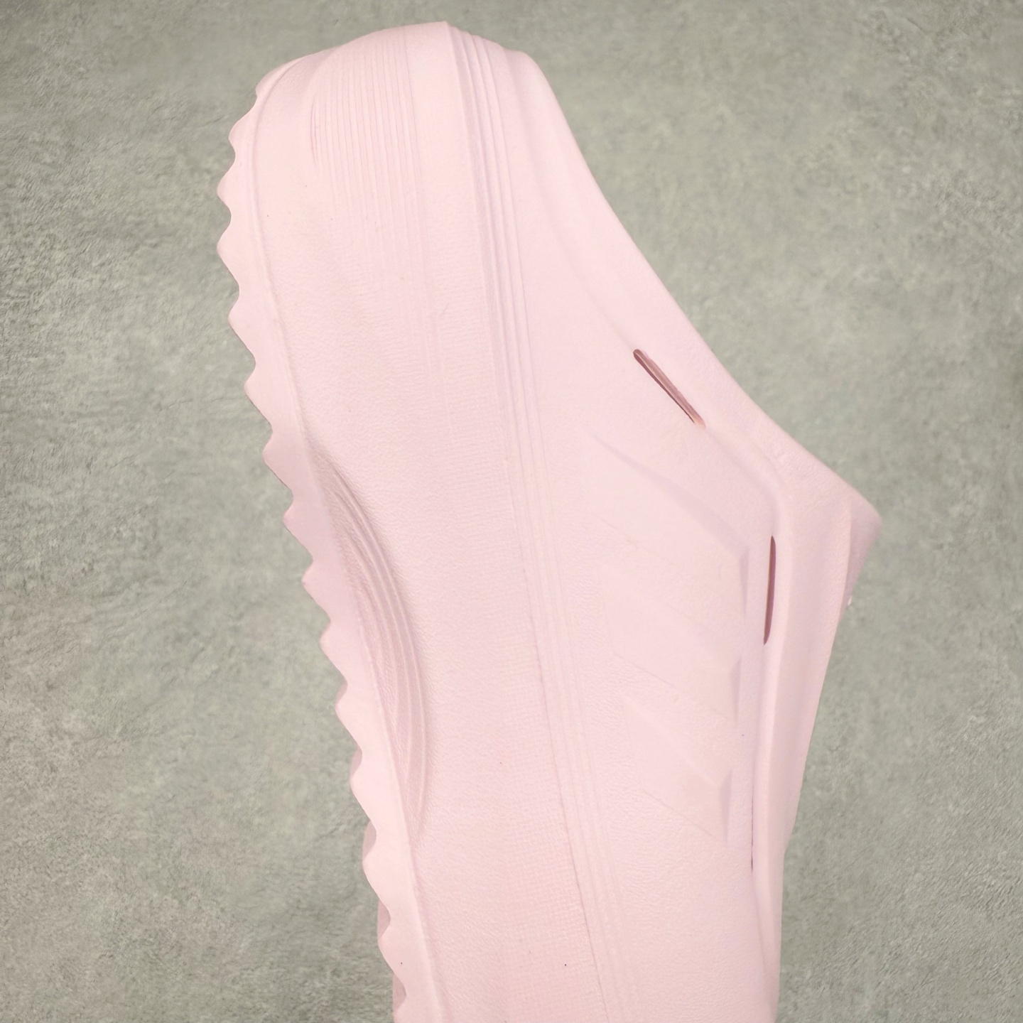 图片[6]-AD OZWAVE CLOG 舒适时尚防磨防滑包头洞洞鞋拖鞋 JR6756 设计灵感来源于经典复古鞋型 两侧三道杠、鞋面流畅的线条，勾勒出富有未来感的廓形。鞋面排布有透气孔，既保留了复古韵味，又不失夏日清凉。采用一脚蹬无鞋带的设计，像是户外涉水，城市通勤都能拿捏，并且也比较好打理。宽大的鞋底配合锯齿元素，极具造型感，满足防滑的同时，上脚也足够有辨识度。整双鞋是饱满的廓形轮廓，搭配厚底造型，除了对裤装有一定的承托作用，也有不俗的增高效果。尺码：36 36⅔ 37⅓ 38 38⅔ 39⅓ 40 40⅔ 41⅓ 42 42⅔ 43⅓ 44 45-选品中心