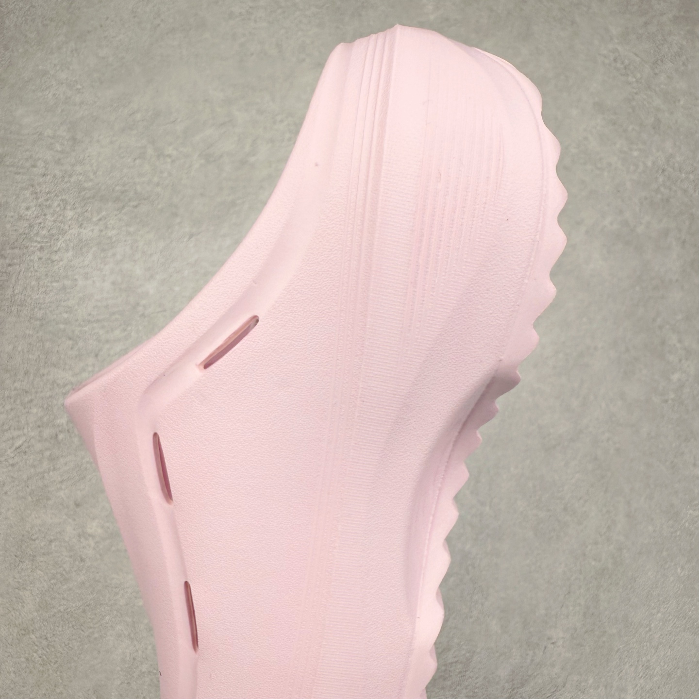 图片[7]-AD OZWAVE CLOG 舒适时尚防磨防滑包头洞洞鞋拖鞋 JR6756 设计灵感来源于经典复古鞋型 两侧三道杠、鞋面流畅的线条，勾勒出富有未来感的廓形。鞋面排布有透气孔，既保留了复古韵味，又不失夏日清凉。采用一脚蹬无鞋带的设计，像是户外涉水，城市通勤都能拿捏，并且也比较好打理。宽大的鞋底配合锯齿元素，极具造型感，满足防滑的同时，上脚也足够有辨识度。整双鞋是饱满的廓形轮廓，搭配厚底造型，除了对裤装有一定的承托作用，也有不俗的增高效果。尺码：36 36⅔ 37⅓ 38 38⅔ 39⅓ 40 40⅔ 41⅓ 42 42⅔ 43⅓ 44 45-选品中心