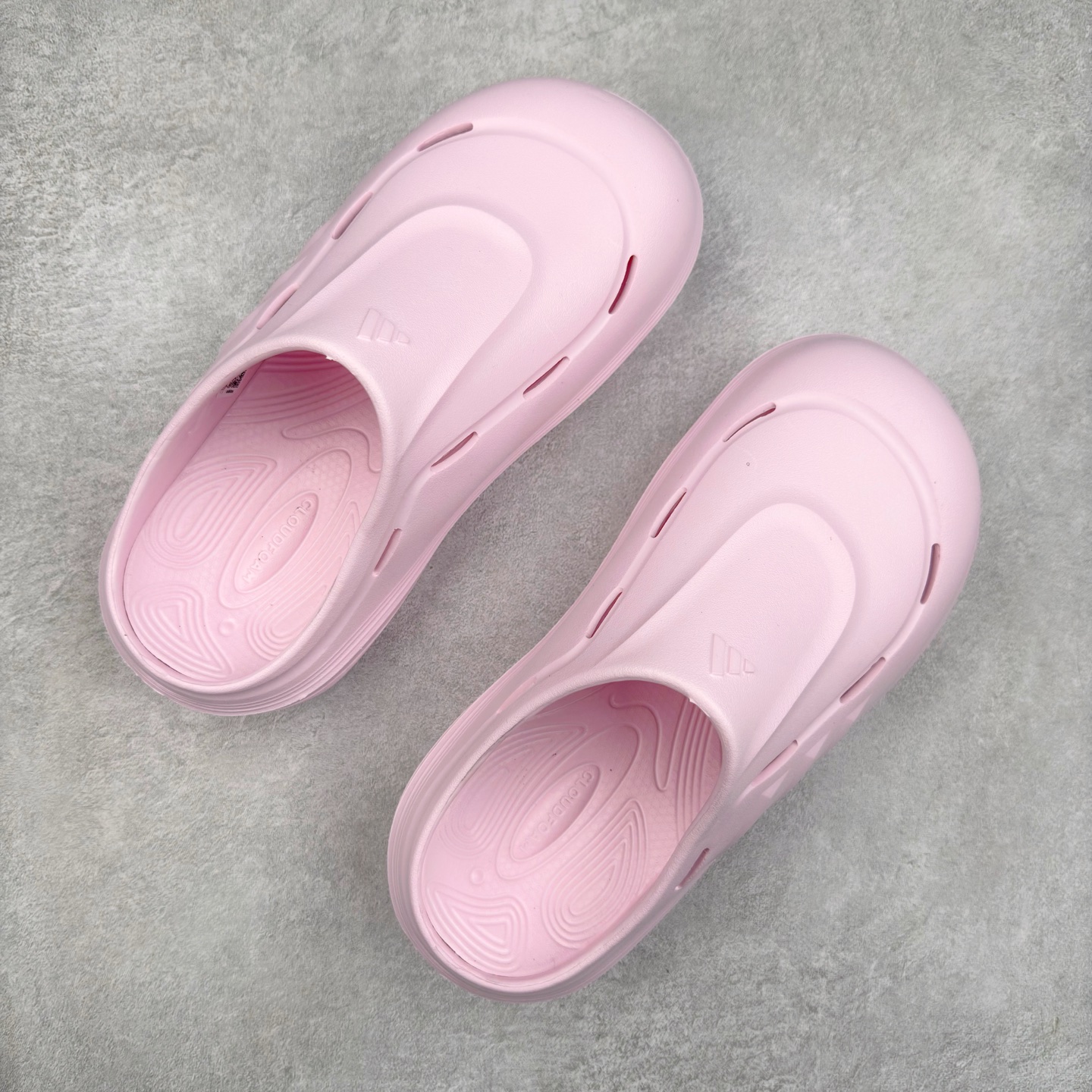 图片[3]-AD OZWAVE CLOG 舒适时尚防磨防滑包头洞洞鞋拖鞋 JR6756 设计灵感来源于经典复古鞋型 两侧三道杠、鞋面流畅的线条，勾勒出富有未来感的廓形。鞋面排布有透气孔，既保留了复古韵味，又不失夏日清凉。采用一脚蹬无鞋带的设计，像是户外涉水，城市通勤都能拿捏，并且也比较好打理。宽大的鞋底配合锯齿元素，极具造型感，满足防滑的同时，上脚也足够有辨识度。整双鞋是饱满的廓形轮廓，搭配厚底造型，除了对裤装有一定的承托作用，也有不俗的增高效果。尺码：36 36⅔ 37⅓ 38 38⅔ 39⅓ 40 40⅔ 41⅓ 42 42⅔ 43⅓ 44 45-选品中心