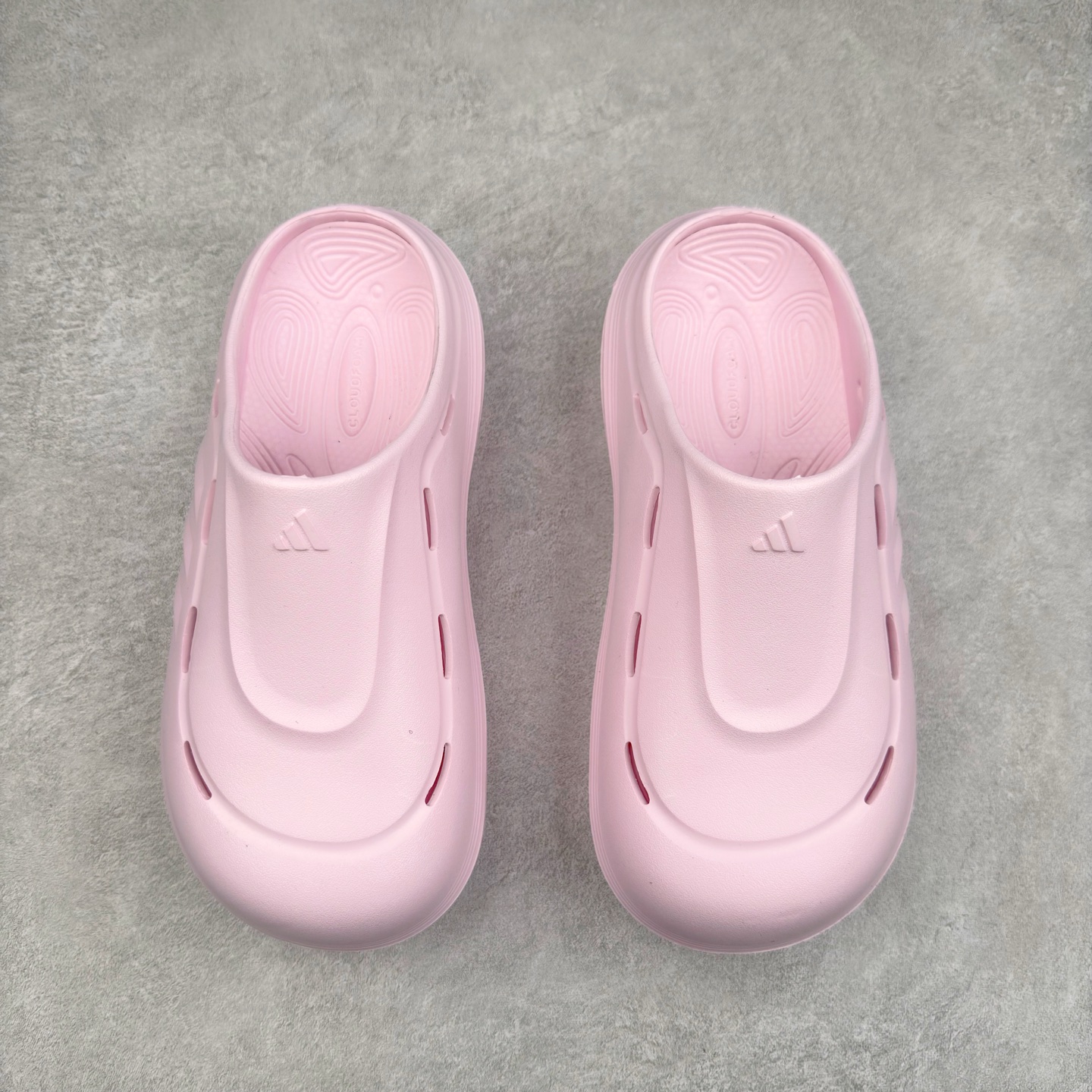 图片[2]-AD OZWAVE CLOG 舒适时尚防磨防滑包头洞洞鞋拖鞋 JR6756 设计灵感来源于经典复古鞋型 两侧三道杠、鞋面流畅的线条，勾勒出富有未来感的廓形。鞋面排布有透气孔，既保留了复古韵味，又不失夏日清凉。采用一脚蹬无鞋带的设计，像是户外涉水，城市通勤都能拿捏，并且也比较好打理。宽大的鞋底配合锯齿元素，极具造型感，满足防滑的同时，上脚也足够有辨识度。整双鞋是饱满的廓形轮廓，搭配厚底造型，除了对裤装有一定的承托作用，也有不俗的增高效果。尺码：36 36⅔ 37⅓ 38 38⅔ 39⅓ 40 40⅔ 41⅓ 42 42⅔ 43⅓ 44 45-选品中心