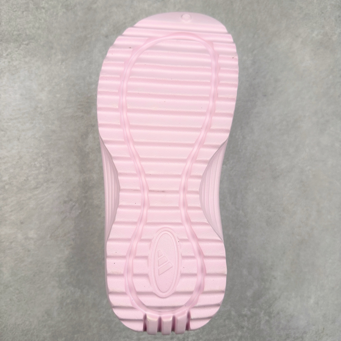 图片[9]-AD OZWAVE CLOG 舒适时尚防磨防滑包头洞洞鞋拖鞋 JR6756 设计灵感来源于经典复古鞋型 两侧三道杠、鞋面流畅的线条，勾勒出富有未来感的廓形。鞋面排布有透气孔，既保留了复古韵味，又不失夏日清凉。采用一脚蹬无鞋带的设计，像是户外涉水，城市通勤都能拿捏，并且也比较好打理。宽大的鞋底配合锯齿元素，极具造型感，满足防滑的同时，上脚也足够有辨识度。整双鞋是饱满的廓形轮廓，搭配厚底造型，除了对裤装有一定的承托作用，也有不俗的增高效果。尺码：36 36⅔ 37⅓ 38 38⅔ 39⅓ 40 40⅔ 41⅓ 42 42⅔ 43⅓ 44 45-选品中心