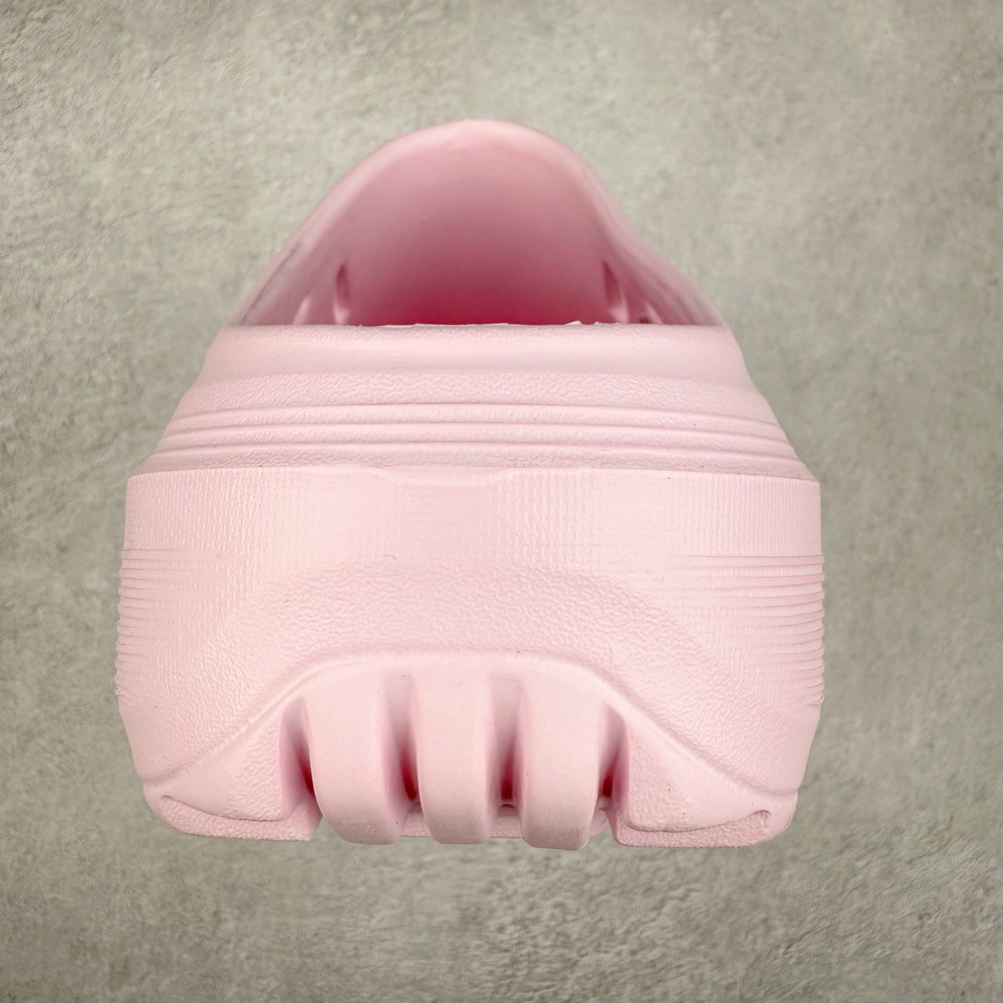 图片[8]-AD OZWAVE CLOG 舒适时尚防磨防滑包头洞洞鞋拖鞋 JR6756 设计灵感来源于经典复古鞋型 两侧三道杠、鞋面流畅的线条，勾勒出富有未来感的廓形。鞋面排布有透气孔，既保留了复古韵味，又不失夏日清凉。采用一脚蹬无鞋带的设计，像是户外涉水，城市通勤都能拿捏，并且也比较好打理。宽大的鞋底配合锯齿元素，极具造型感，满足防滑的同时，上脚也足够有辨识度。整双鞋是饱满的廓形轮廓，搭配厚底造型，除了对裤装有一定的承托作用，也有不俗的增高效果。尺码：36 36⅔ 37⅓ 38 38⅔ 39⅓ 40 40⅔ 41⅓ 42 42⅔ 43⅓ 44 45-选品中心