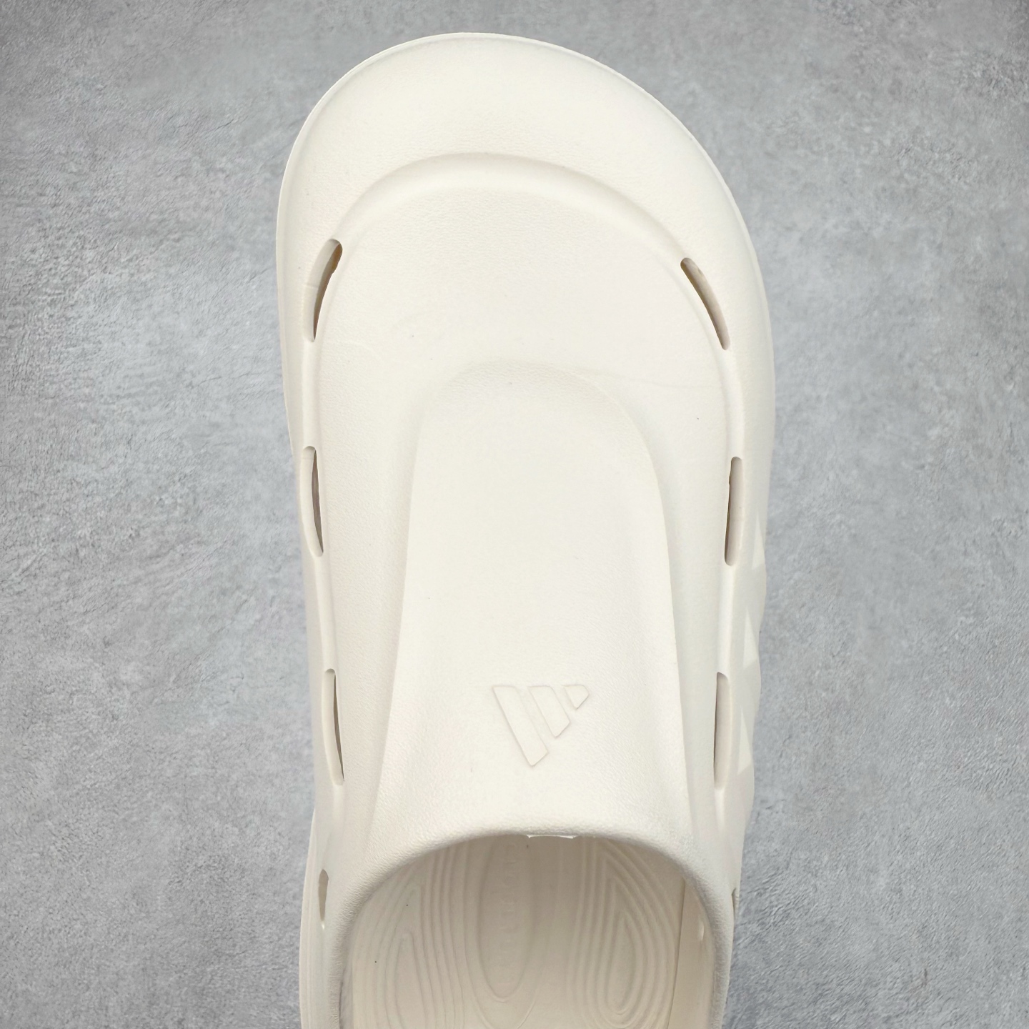 图片[4]-AD OZWAVE CLOG 舒适时尚防磨防滑包头洞洞鞋拖鞋 JR9272 设计灵感来源于经典复古鞋型 两侧三道杠、鞋面流畅的线条，勾勒出富有未来感的廓形。鞋面排布有透气孔，既保留了复古韵味，又不失夏日清凉。采用一脚蹬无鞋带的设计，像是户外涉水，城市通勤都能拿捏，并且也比较好打理。宽大的鞋底配合锯齿元素，极具造型感，满足防滑的同时，上脚也足够有辨识度。整双鞋是饱满的廓形轮廓，搭配厚底造型，除了对裤装有一定的承托作用，也有不俗的增高效果。尺码：36 36⅔ 37⅓ 38 38⅔ 39⅓ 40 40⅔ 41⅓ 42 42⅔ 43⅓ 44 45-选品中心