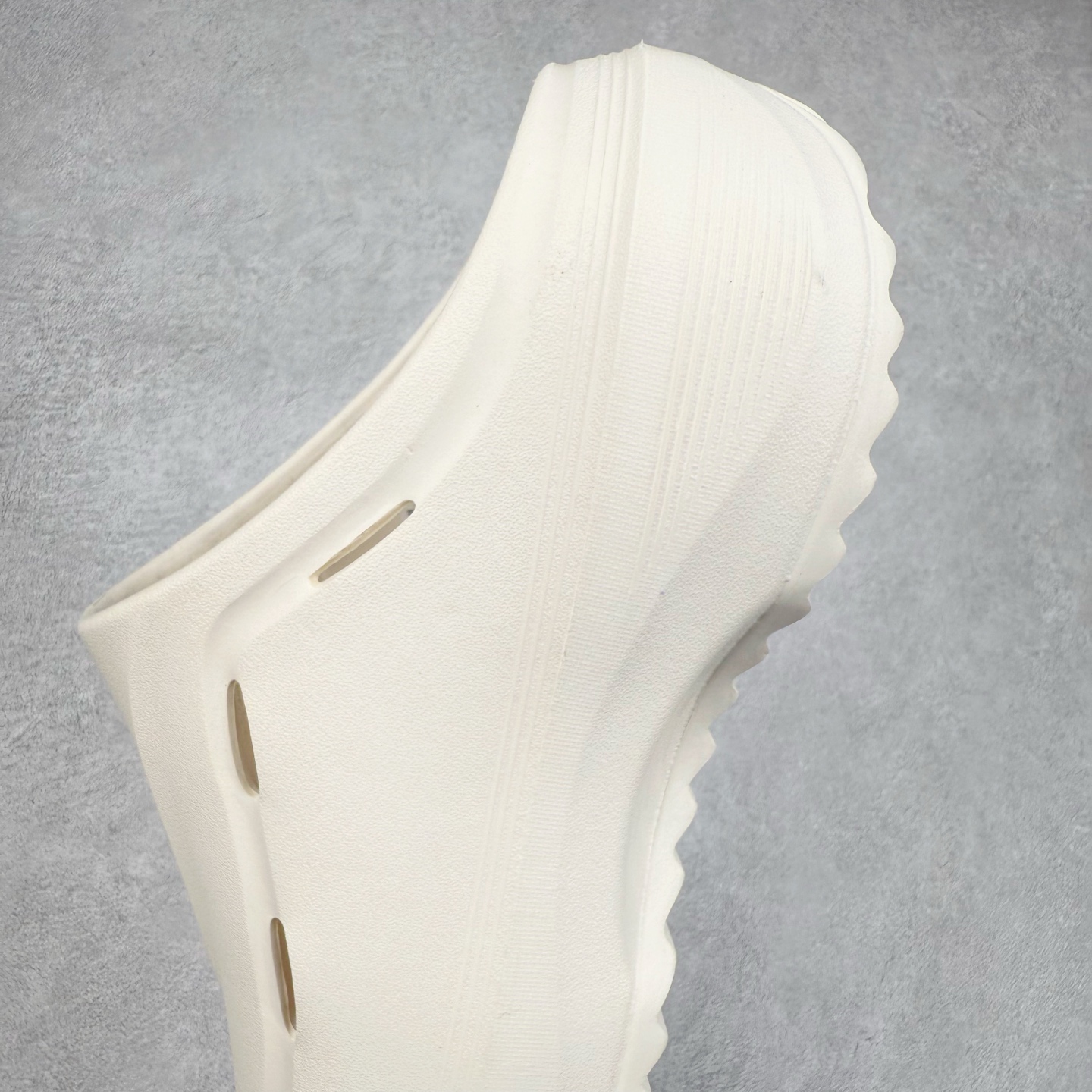 图片[7]-AD OZWAVE CLOG 舒适时尚防磨防滑包头洞洞鞋拖鞋 JR9272 设计灵感来源于经典复古鞋型 两侧三道杠、鞋面流畅的线条，勾勒出富有未来感的廓形。鞋面排布有透气孔，既保留了复古韵味，又不失夏日清凉。采用一脚蹬无鞋带的设计，像是户外涉水，城市通勤都能拿捏，并且也比较好打理。宽大的鞋底配合锯齿元素，极具造型感，满足防滑的同时，上脚也足够有辨识度。整双鞋是饱满的廓形轮廓，搭配厚底造型，除了对裤装有一定的承托作用，也有不俗的增高效果。尺码：36 36⅔ 37⅓ 38 38⅔ 39⅓ 40 40⅔ 41⅓ 42 42⅔ 43⅓ 44 45-选品中心