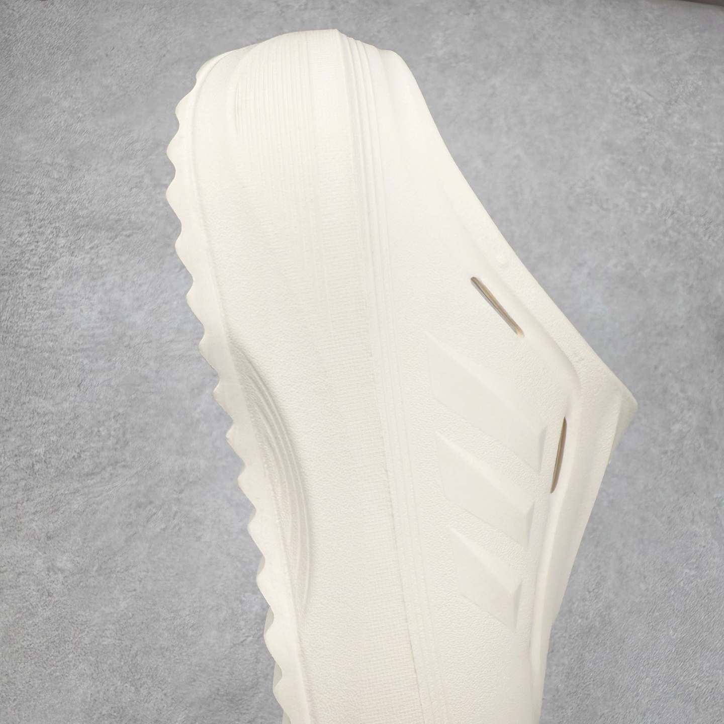 图片[6]-AD OZWAVE CLOG 舒适时尚防磨防滑包头洞洞鞋拖鞋 JR9272 设计灵感来源于经典复古鞋型 两侧三道杠、鞋面流畅的线条，勾勒出富有未来感的廓形。鞋面排布有透气孔，既保留了复古韵味，又不失夏日清凉。采用一脚蹬无鞋带的设计，像是户外涉水，城市通勤都能拿捏，并且也比较好打理。宽大的鞋底配合锯齿元素，极具造型感，满足防滑的同时，上脚也足够有辨识度。整双鞋是饱满的廓形轮廓，搭配厚底造型，除了对裤装有一定的承托作用，也有不俗的增高效果。尺码：36 36⅔ 37⅓ 38 38⅔ 39⅓ 40 40⅔ 41⅓ 42 42⅔ 43⅓ 44 45-选品中心