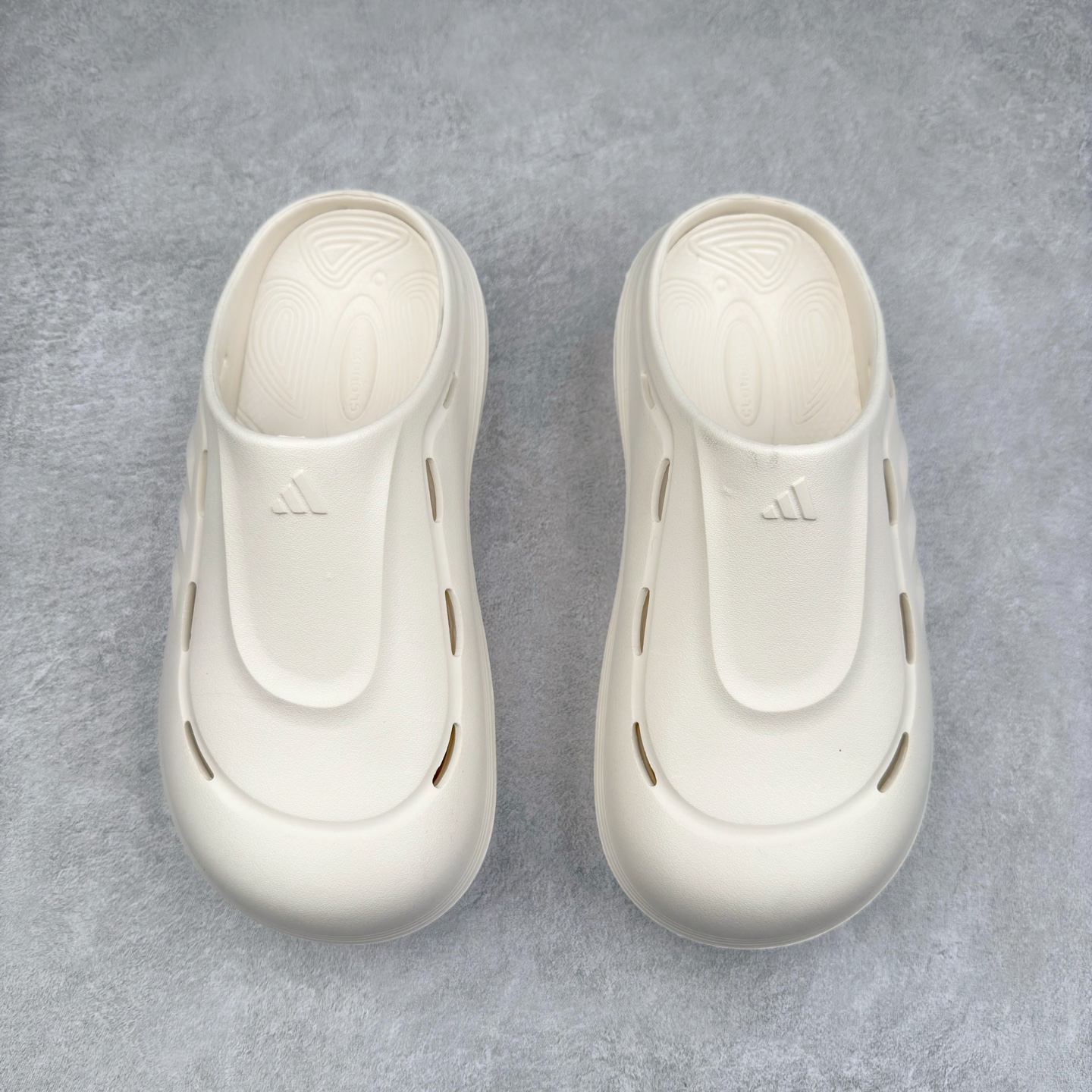 图片[2]-AD OZWAVE CLOG 舒适时尚防磨防滑包头洞洞鞋拖鞋 JR9272 设计灵感来源于经典复古鞋型 两侧三道杠、鞋面流畅的线条，勾勒出富有未来感的廓形。鞋面排布有透气孔，既保留了复古韵味，又不失夏日清凉。采用一脚蹬无鞋带的设计，像是户外涉水，城市通勤都能拿捏，并且也比较好打理。宽大的鞋底配合锯齿元素，极具造型感，满足防滑的同时，上脚也足够有辨识度。整双鞋是饱满的廓形轮廓，搭配厚底造型，除了对裤装有一定的承托作用，也有不俗的增高效果。尺码：36 36⅔ 37⅓ 38 38⅔ 39⅓ 40 40⅔ 41⅓ 42 42⅔ 43⅓ 44 45-选品中心