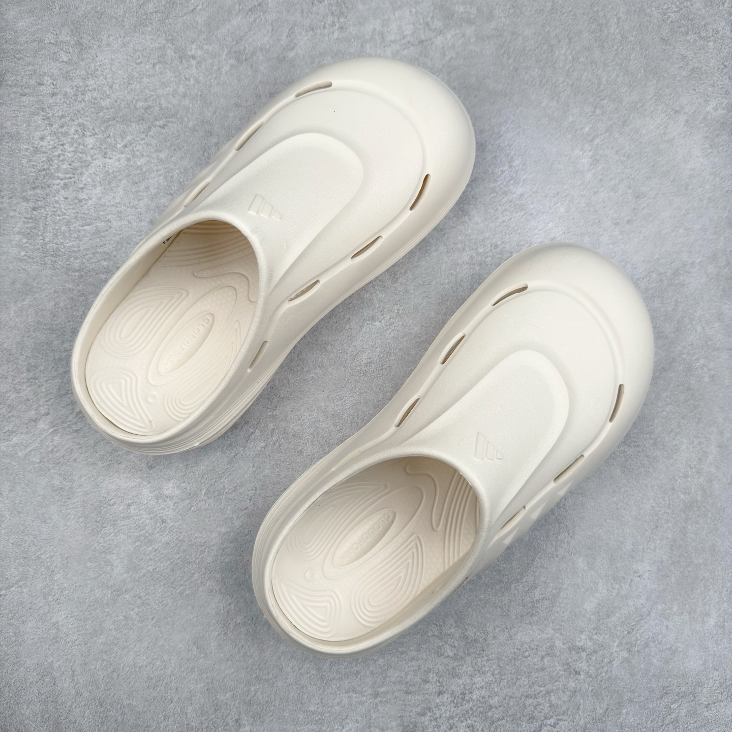 图片[3]-AD OZWAVE CLOG 舒适时尚防磨防滑包头洞洞鞋拖鞋 JR9272 设计灵感来源于经典复古鞋型 两侧三道杠、鞋面流畅的线条，勾勒出富有未来感的廓形。鞋面排布有透气孔，既保留了复古韵味，又不失夏日清凉。采用一脚蹬无鞋带的设计，像是户外涉水，城市通勤都能拿捏，并且也比较好打理。宽大的鞋底配合锯齿元素，极具造型感，满足防滑的同时，上脚也足够有辨识度。整双鞋是饱满的廓形轮廓，搭配厚底造型，除了对裤装有一定的承托作用，也有不俗的增高效果。尺码：36 36⅔ 37⅓ 38 38⅔ 39⅓ 40 40⅔ 41⅓ 42 42⅔ 43⅓ 44 45-选品中心