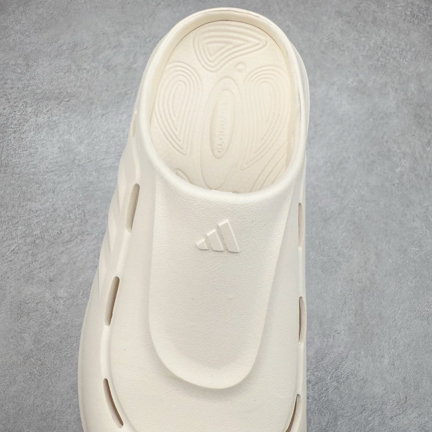 图片[5]-AD OZWAVE CLOG 舒适时尚防磨防滑包头洞洞鞋拖鞋 JR9272 设计灵感来源于经典复古鞋型 两侧三道杠、鞋面流畅的线条，勾勒出富有未来感的廓形。鞋面排布有透气孔，既保留了复古韵味，又不失夏日清凉。采用一脚蹬无鞋带的设计，像是户外涉水，城市通勤都能拿捏，并且也比较好打理。宽大的鞋底配合锯齿元素，极具造型感，满足防滑的同时，上脚也足够有辨识度。整双鞋是饱满的廓形轮廓，搭配厚底造型，除了对裤装有一定的承托作用，也有不俗的增高效果。尺码：36 36⅔ 37⅓ 38 38⅔ 39⅓ 40 40⅔ 41⅓ 42 42⅔ 43⅓ 44 45-选品中心