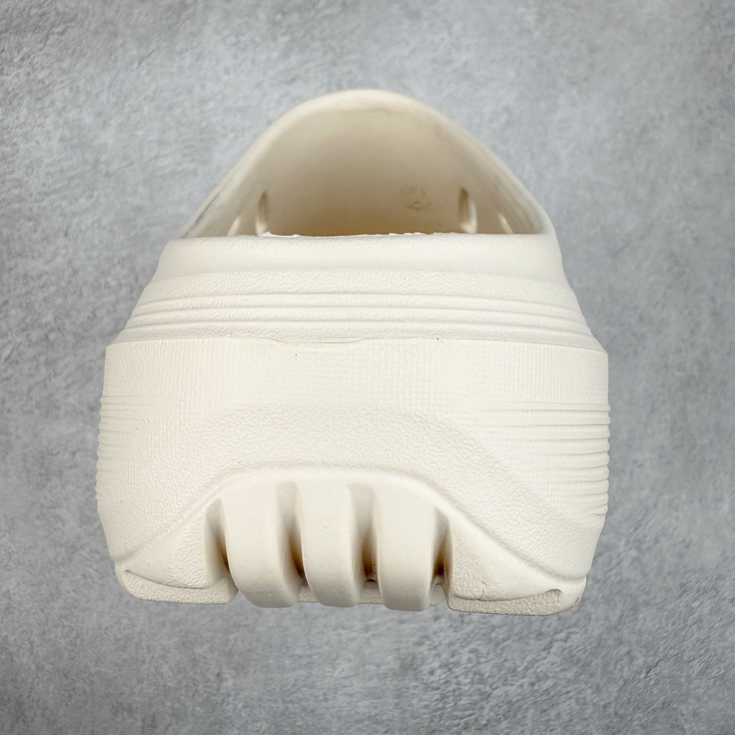 图片[8]-AD OZWAVE CLOG 舒适时尚防磨防滑包头洞洞鞋拖鞋 JR9272 设计灵感来源于经典复古鞋型 两侧三道杠、鞋面流畅的线条，勾勒出富有未来感的廓形。鞋面排布有透气孔，既保留了复古韵味，又不失夏日清凉。采用一脚蹬无鞋带的设计，像是户外涉水，城市通勤都能拿捏，并且也比较好打理。宽大的鞋底配合锯齿元素，极具造型感，满足防滑的同时，上脚也足够有辨识度。整双鞋是饱满的廓形轮廓，搭配厚底造型，除了对裤装有一定的承托作用，也有不俗的增高效果。尺码：36 36⅔ 37⅓ 38 38⅔ 39⅓ 40 40⅔ 41⅓ 42 42⅔ 43⅓ 44 45-选品中心