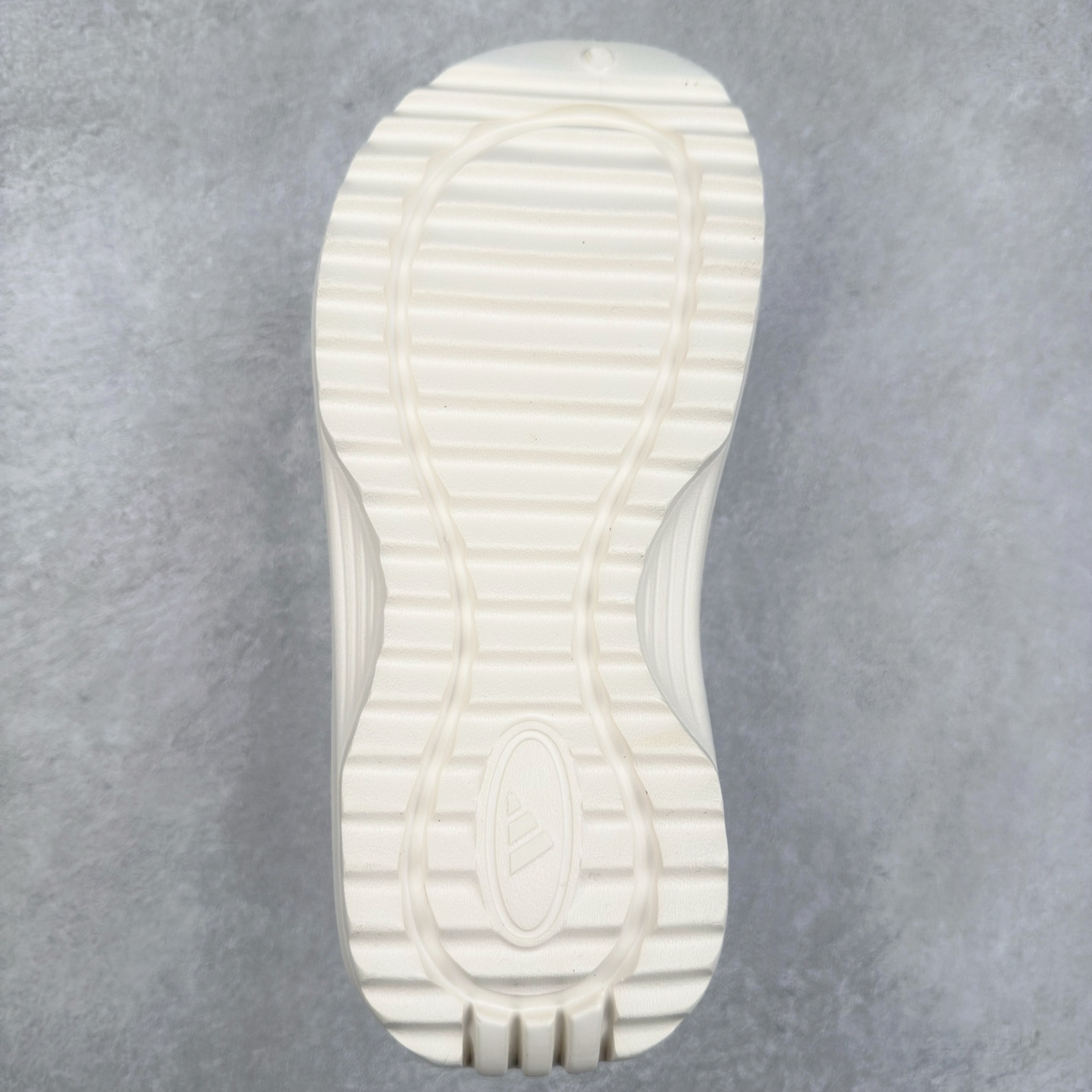 图片[9]-AD OZWAVE CLOG 舒适时尚防磨防滑包头洞洞鞋拖鞋 JR9272 设计灵感来源于经典复古鞋型 两侧三道杠、鞋面流畅的线条，勾勒出富有未来感的廓形。鞋面排布有透气孔，既保留了复古韵味，又不失夏日清凉。采用一脚蹬无鞋带的设计，像是户外涉水，城市通勤都能拿捏，并且也比较好打理。宽大的鞋底配合锯齿元素，极具造型感，满足防滑的同时，上脚也足够有辨识度。整双鞋是饱满的廓形轮廓，搭配厚底造型，除了对裤装有一定的承托作用，也有不俗的增高效果。尺码：36 36⅔ 37⅓ 38 38⅔ 39⅓ 40 40⅔ 41⅓ 42 42⅔ 43⅓ 44 45-选品中心