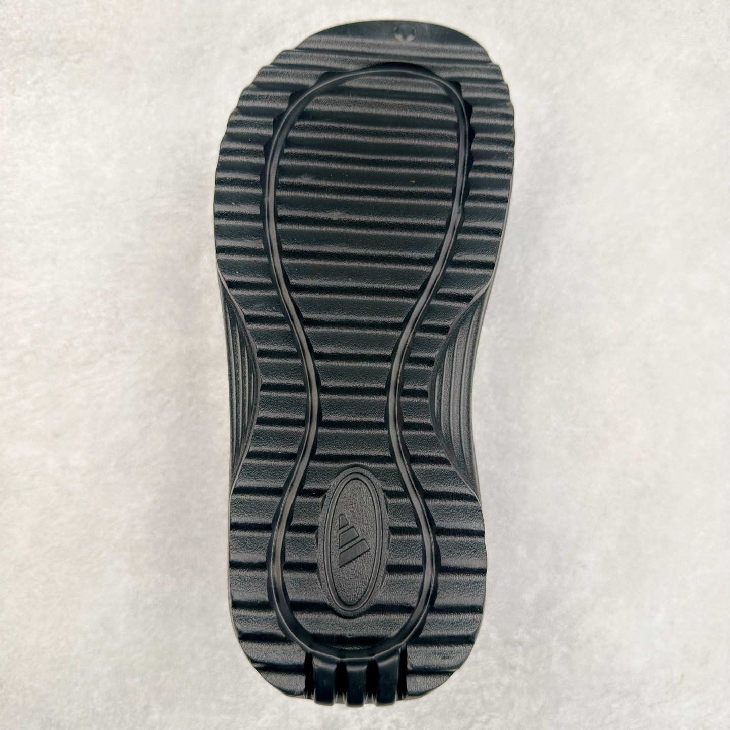 图片[9]-AD OZWAVE CLOG 舒适时尚防磨防滑包头洞洞鞋拖鞋 JR6761 设计灵感来源于经典复古鞋型 两侧三道杠、鞋面流畅的线条，勾勒出富有未来感的廓形。鞋面排布有透气孔，既保留了复古韵味，又不失夏日清凉。采用一脚蹬无鞋带的设计，像是户外涉水，城市通勤都能拿捏，并且也比较好打理。宽大的鞋底配合锯齿元素，极具造型感，满足防滑的同时，上脚也足够有辨识度。整双鞋是饱满的廓形轮廓，搭配厚底造型，除了对裤装有一定的承托作用，也有不俗的增高效果。尺码：36 36⅔ 37⅓ 38 38⅔ 39⅓ 40 40⅔ 41⅓ 42 42⅔ 43⅓ 44 45-选品中心