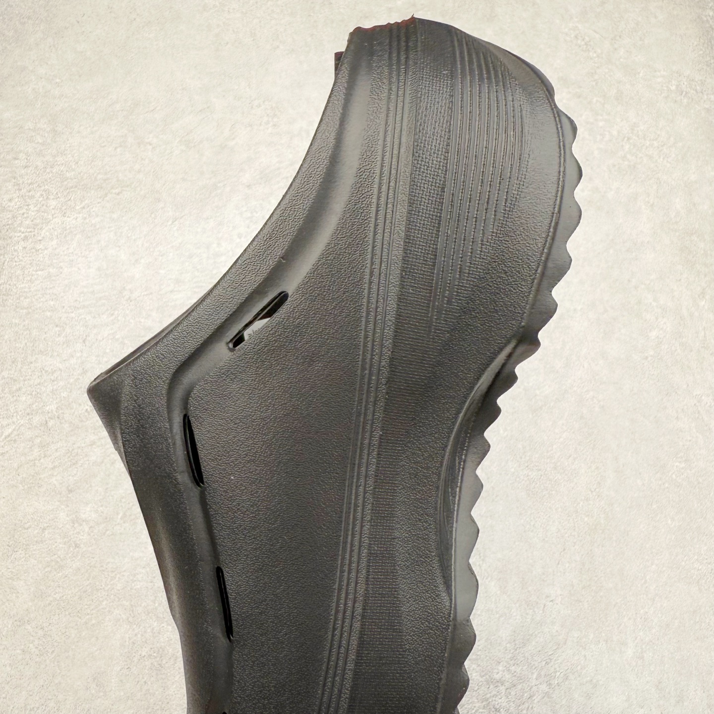 图片[7]-AD OZWAVE CLOG 舒适时尚防磨防滑包头洞洞鞋拖鞋 JR6761 设计灵感来源于经典复古鞋型 两侧三道杠、鞋面流畅的线条，勾勒出富有未来感的廓形。鞋面排布有透气孔，既保留了复古韵味，又不失夏日清凉。采用一脚蹬无鞋带的设计，像是户外涉水，城市通勤都能拿捏，并且也比较好打理。宽大的鞋底配合锯齿元素，极具造型感，满足防滑的同时，上脚也足够有辨识度。整双鞋是饱满的廓形轮廓，搭配厚底造型，除了对裤装有一定的承托作用，也有不俗的增高效果。尺码：36 36⅔ 37⅓ 38 38⅔ 39⅓ 40 40⅔ 41⅓ 42 42⅔ 43⅓ 44 45-选品中心