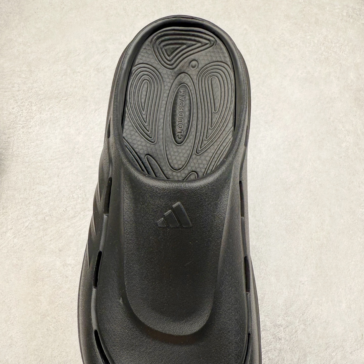 图片[5]-AD OZWAVE CLOG 舒适时尚防磨防滑包头洞洞鞋拖鞋 JR6761 设计灵感来源于经典复古鞋型 两侧三道杠、鞋面流畅的线条，勾勒出富有未来感的廓形。鞋面排布有透气孔，既保留了复古韵味，又不失夏日清凉。采用一脚蹬无鞋带的设计，像是户外涉水，城市通勤都能拿捏，并且也比较好打理。宽大的鞋底配合锯齿元素，极具造型感，满足防滑的同时，上脚也足够有辨识度。整双鞋是饱满的廓形轮廓，搭配厚底造型，除了对裤装有一定的承托作用，也有不俗的增高效果。尺码：36 36⅔ 37⅓ 38 38⅔ 39⅓ 40 40⅔ 41⅓ 42 42⅔ 43⅓ 44 45-选品中心