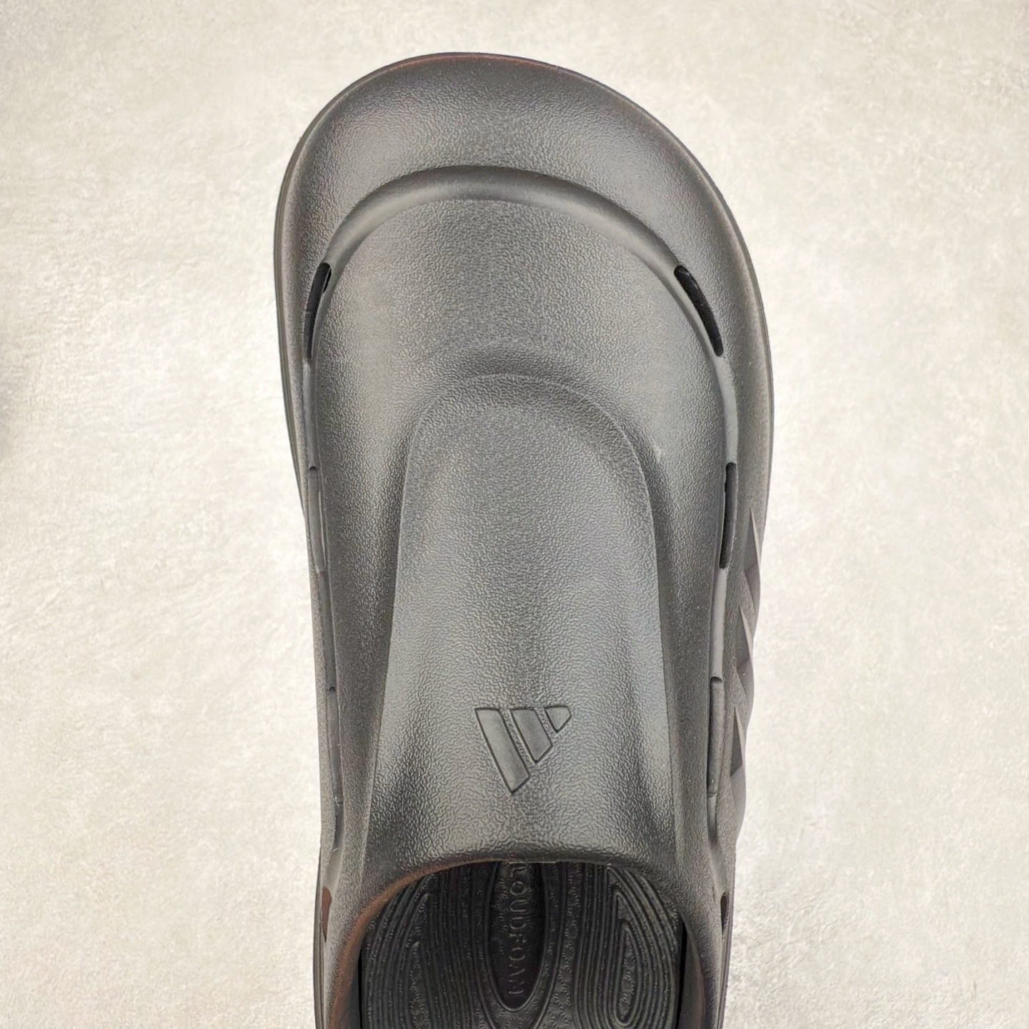 图片[4]-AD OZWAVE CLOG 舒适时尚防磨防滑包头洞洞鞋拖鞋 JR6761 设计灵感来源于经典复古鞋型 两侧三道杠、鞋面流畅的线条，勾勒出富有未来感的廓形。鞋面排布有透气孔，既保留了复古韵味，又不失夏日清凉。采用一脚蹬无鞋带的设计，像是户外涉水，城市通勤都能拿捏，并且也比较好打理。宽大的鞋底配合锯齿元素，极具造型感，满足防滑的同时，上脚也足够有辨识度。整双鞋是饱满的廓形轮廓，搭配厚底造型，除了对裤装有一定的承托作用，也有不俗的增高效果。尺码：36 36⅔ 37⅓ 38 38⅔ 39⅓ 40 40⅔ 41⅓ 42 42⅔ 43⅓ 44 45-选品中心