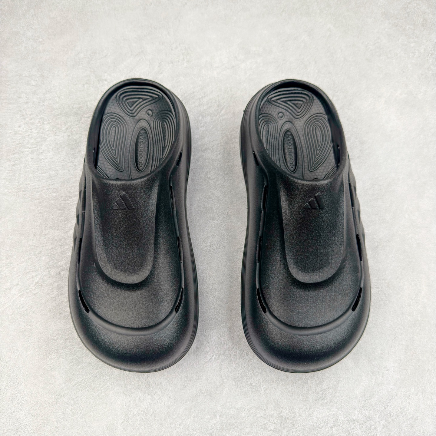 图片[2]-AD OZWAVE CLOG 舒适时尚防磨防滑包头洞洞鞋拖鞋 JR6761 设计灵感来源于经典复古鞋型 两侧三道杠、鞋面流畅的线条，勾勒出富有未来感的廓形。鞋面排布有透气孔，既保留了复古韵味，又不失夏日清凉。采用一脚蹬无鞋带的设计，像是户外涉水，城市通勤都能拿捏，并且也比较好打理。宽大的鞋底配合锯齿元素，极具造型感，满足防滑的同时，上脚也足够有辨识度。整双鞋是饱满的廓形轮廓，搭配厚底造型，除了对裤装有一定的承托作用，也有不俗的增高效果。尺码：36 36⅔ 37⅓ 38 38⅔ 39⅓ 40 40⅔ 41⅓ 42 42⅔ 43⅓ 44 45-选品中心