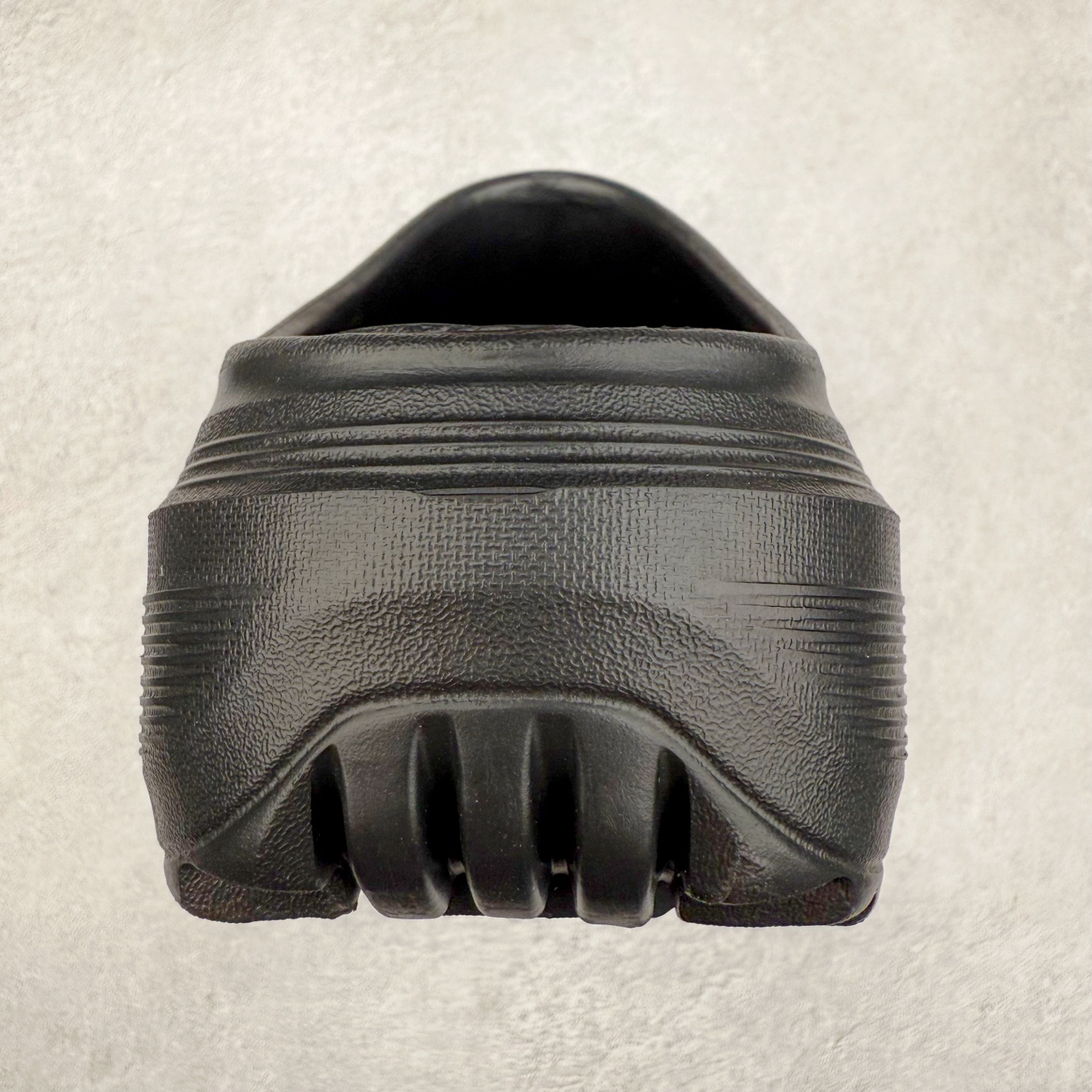 图片[8]-AD OZWAVE CLOG 舒适时尚防磨防滑包头洞洞鞋拖鞋 JR6761 设计灵感来源于经典复古鞋型 两侧三道杠、鞋面流畅的线条，勾勒出富有未来感的廓形。鞋面排布有透气孔，既保留了复古韵味，又不失夏日清凉。采用一脚蹬无鞋带的设计，像是户外涉水，城市通勤都能拿捏，并且也比较好打理。宽大的鞋底配合锯齿元素，极具造型感，满足防滑的同时，上脚也足够有辨识度。整双鞋是饱满的廓形轮廓，搭配厚底造型，除了对裤装有一定的承托作用，也有不俗的增高效果。尺码：36 36⅔ 37⅓ 38 38⅔ 39⅓ 40 40⅔ 41⅓ 42 42⅔ 43⅓ 44 45-选品中心