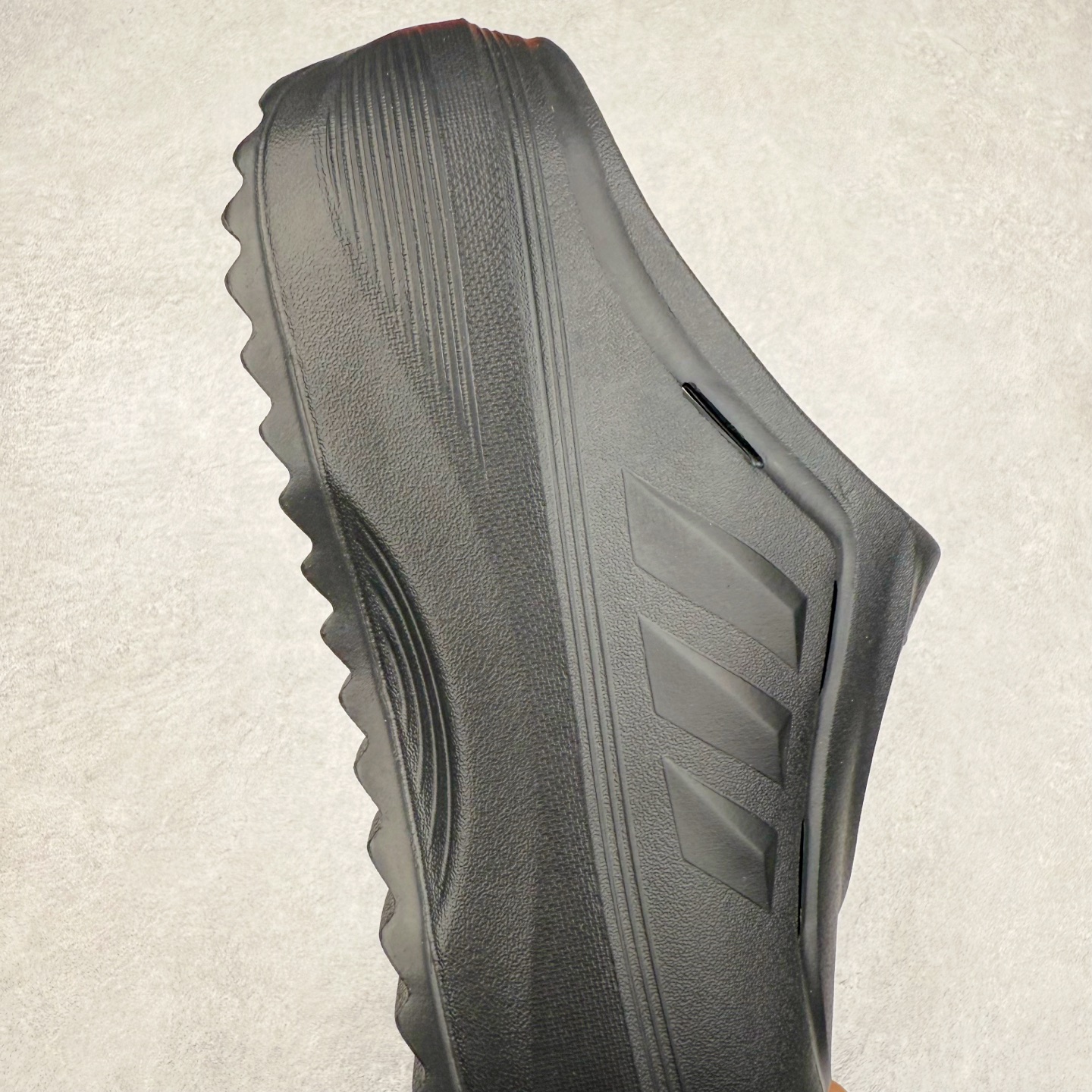 图片[6]-AD OZWAVE CLOG 舒适时尚防磨防滑包头洞洞鞋拖鞋 JR6761 设计灵感来源于经典复古鞋型 两侧三道杠、鞋面流畅的线条，勾勒出富有未来感的廓形。鞋面排布有透气孔，既保留了复古韵味，又不失夏日清凉。采用一脚蹬无鞋带的设计，像是户外涉水，城市通勤都能拿捏，并且也比较好打理。宽大的鞋底配合锯齿元素，极具造型感，满足防滑的同时，上脚也足够有辨识度。整双鞋是饱满的廓形轮廓，搭配厚底造型，除了对裤装有一定的承托作用，也有不俗的增高效果。尺码：36 36⅔ 37⅓ 38 38⅔ 39⅓ 40 40⅔ 41⅓ 42 42⅔ 43⅓ 44 45-选品中心