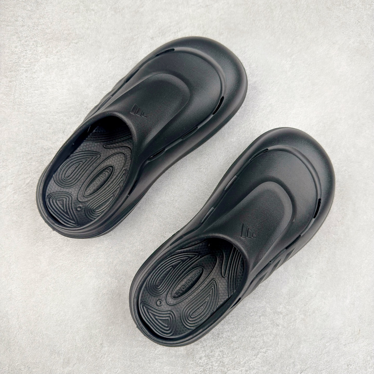 图片[3]-AD OZWAVE CLOG 舒适时尚防磨防滑包头洞洞鞋拖鞋 JR6761 设计灵感来源于经典复古鞋型 两侧三道杠、鞋面流畅的线条，勾勒出富有未来感的廓形。鞋面排布有透气孔，既保留了复古韵味，又不失夏日清凉。采用一脚蹬无鞋带的设计，像是户外涉水，城市通勤都能拿捏，并且也比较好打理。宽大的鞋底配合锯齿元素，极具造型感，满足防滑的同时，上脚也足够有辨识度。整双鞋是饱满的廓形轮廓，搭配厚底造型，除了对裤装有一定的承托作用，也有不俗的增高效果。尺码：36 36⅔ 37⅓ 38 38⅔ 39⅓ 40 40⅔ 41⅓ 42 42⅔ 43⅓ 44 45-选品中心