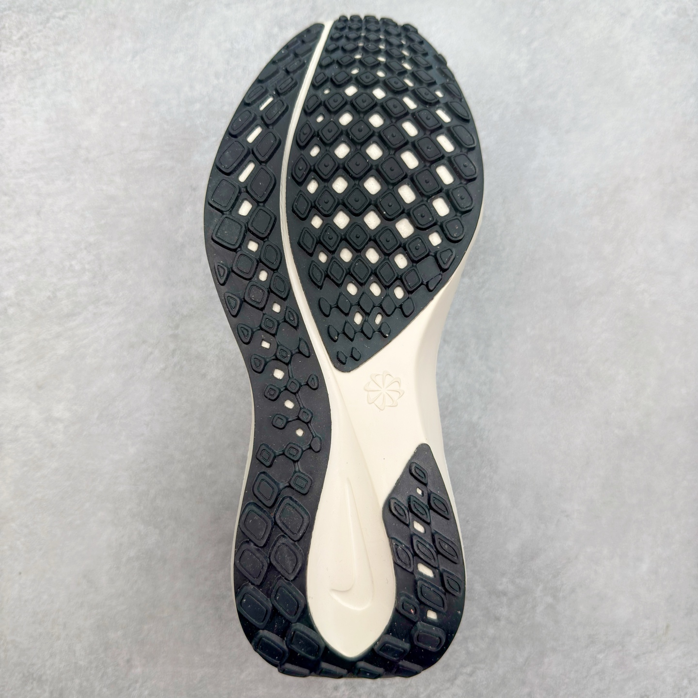 图片[9]-＃TG纯原 NK Zoom Pegasus 飞马41代马拉松系列网面透气缓震疾速跑鞋 独家渠道 市面未流通批次 奥莱直播间499 599一样的东西 碾压市面现存所有版本 公司一样的东西 超值回馈 帮你省钱 拥有 Zoom Air 一如既往的稳定感和流畅感 鞋面采用工程网眼设计 为特定高热区域营造出色透气性 进一步增加鞋面的穿孔数量 让足部能够快速散热 中足搭配 Flywire 飞线 在高速运动时营造舒适稳定的贴合感 内置Zoon气垫加持 动力十足 尺码：36 36.5 37.5 38 38.5 39 40 40.5 41 42 42.5 43 44 44.5 45-选品中心