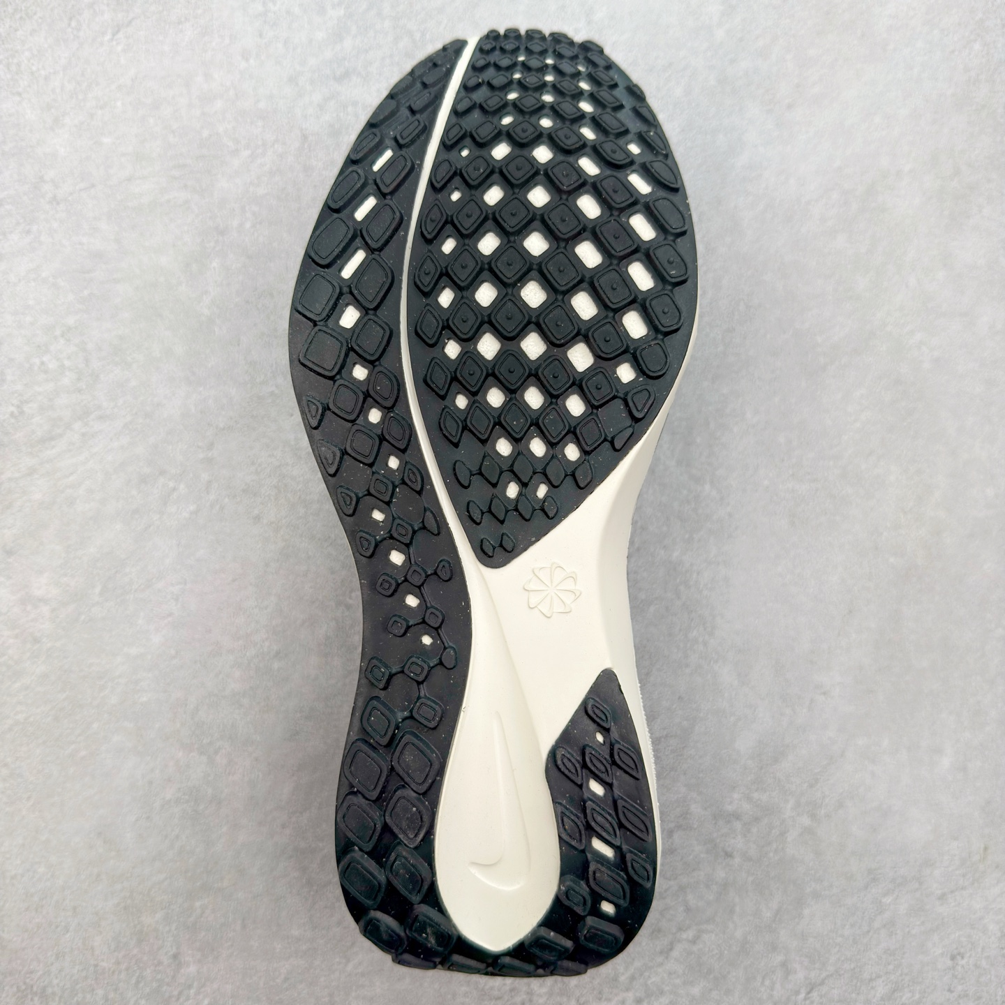 图片[9]-＃TG纯原 NK Zoom Pegasus 飞马41代马拉松系列网面透气缓震疾速跑鞋 独家渠道 市面未流通批次 奥莱直播间499 599一样的东西 碾压市面现存所有版本 公司一样的东西 超值回馈 帮你省钱 拥有 Zoom Air 一如既往的稳定感和流畅感 鞋面采用工程网眼设计 为特定高热区域营造出色透气性 进一步增加鞋面的穿孔数量 让足部能够快速散热 中足搭配 Flywire 飞线 在高速运动时营造舒适稳定的贴合感 内置Zoon气垫加持 动力十足 尺码：36 36.5 37.5 38 38.5 39 40 40.5 41 42 42.5 43 44 44.5 45-选品中心