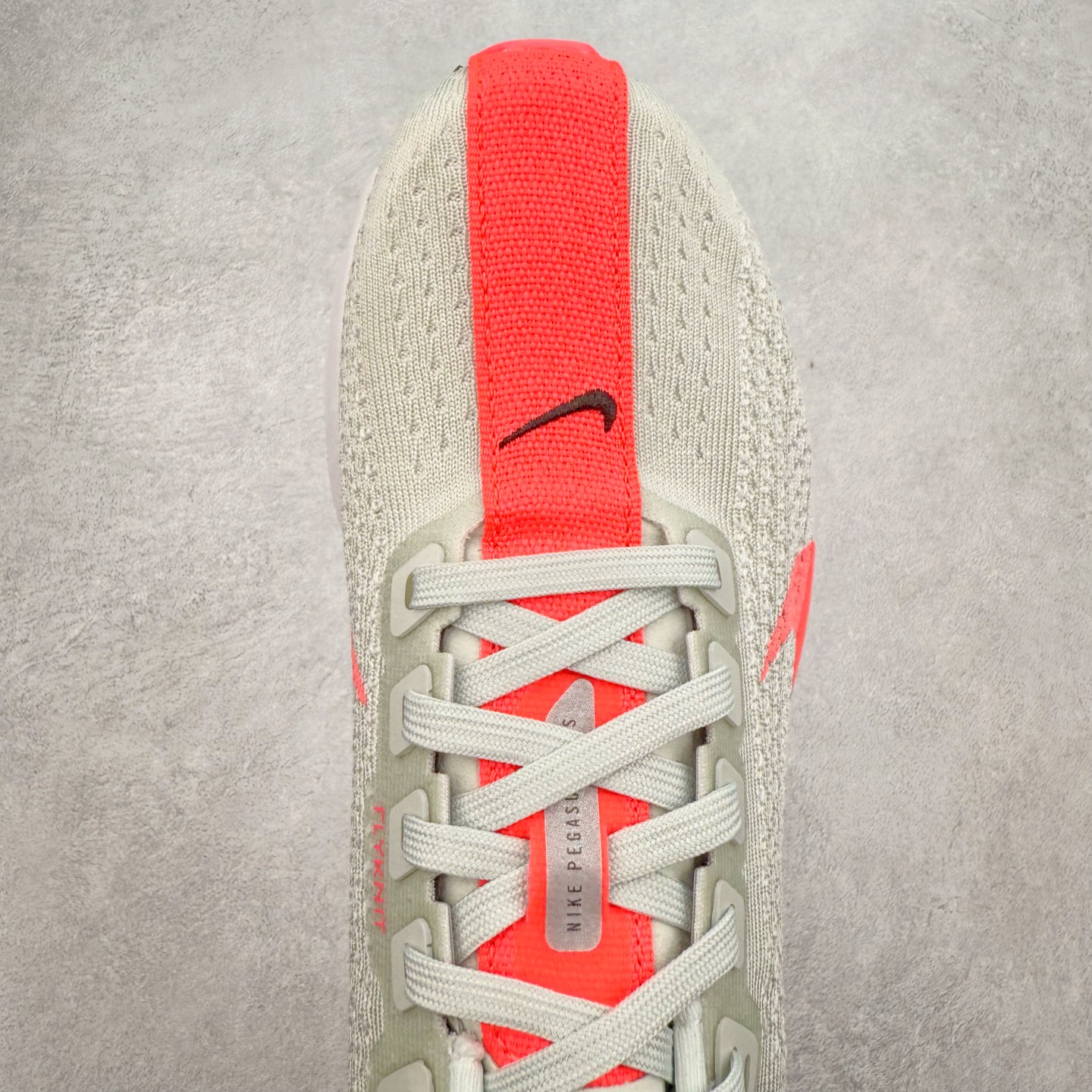 图片[4]-＃TG纯原 NK Zoom Pegasus Plus 超级飞马涡轮增压马拉松慢跑鞋 FQ7261-001 在设计上延续了原版鞋款的经典风格，向 Pegasus Turbo 致敬。鞋面采用 Flyknit 材质，巧妙地在不同区域实现紧密与松散的编织结合。标志性的尼龙中部条纹与原版 Turbo 设计呼应。原有的 Flywire 被内部毡织带替代。鞋领的衬垫和鞋跟支撑则为鞋面增添了完善的细节。 与以往的 Turbo 型号采用双层泡沫不同，Pegasus Plus 使用了一体式 ZoomX 中底。鞋跟厚度为 35 毫米，前掌为 25 毫米，形成 10 毫米的落差，外底覆盖了大量橡胶，而 ZoomX 外露的部分也十分显眼。尺码：36 36.5 37.5 38 38.5 39 40 40.5 41 42 42.5 43 44 44.5 45-选品中心