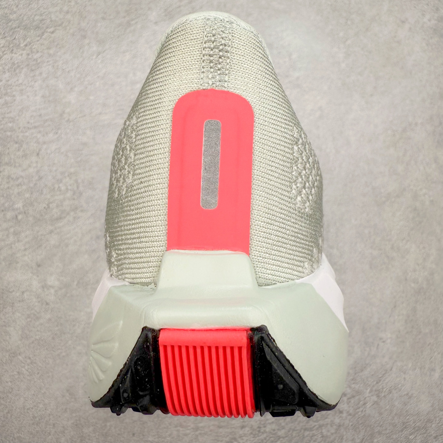 图片[8]-＃TG纯原 NK Zoom Pegasus Plus 超级飞马涡轮增压马拉松慢跑鞋 FQ7261-001 在设计上延续了原版鞋款的经典风格，向 Pegasus Turbo 致敬。鞋面采用 Flyknit 材质，巧妙地在不同区域实现紧密与松散的编织结合。标志性的尼龙中部条纹与原版 Turbo 设计呼应。原有的 Flywire 被内部毡织带替代。鞋领的衬垫和鞋跟支撑则为鞋面增添了完善的细节。 与以往的 Turbo 型号采用双层泡沫不同，Pegasus Plus 使用了一体式 ZoomX 中底。鞋跟厚度为 35 毫米，前掌为 25 毫米，形成 10 毫米的落差，外底覆盖了大量橡胶，而 ZoomX 外露的部分也十分显眼。尺码：36 36.5 37.5 38 38.5 39 40 40.5 41 42 42.5 43 44 44.5 45-选品中心