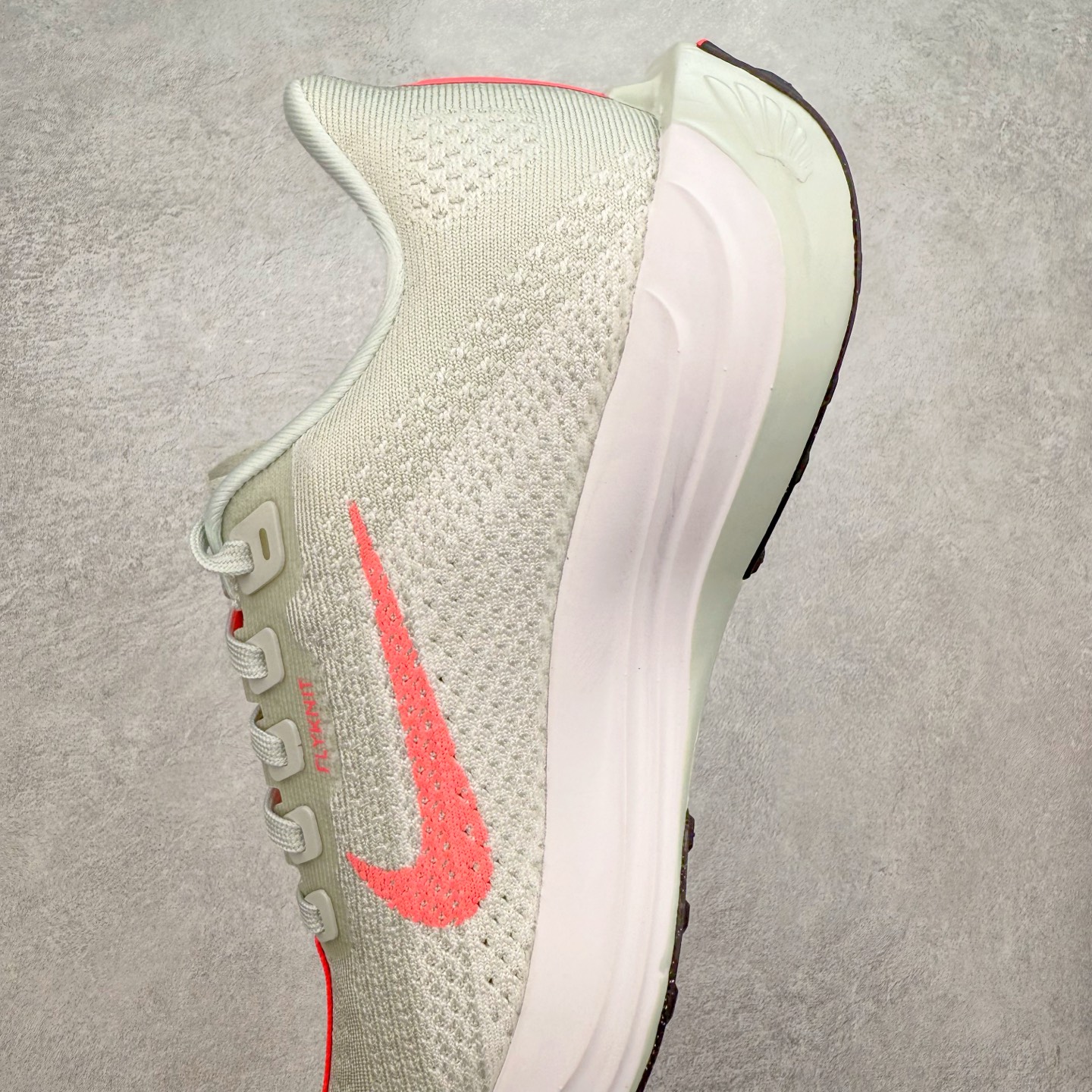 图片[7]-＃TG纯原 NK Zoom Pegasus Plus 超级飞马涡轮增压马拉松慢跑鞋 FQ7261-001 在设计上延续了原版鞋款的经典风格，向 Pegasus Turbo 致敬。鞋面采用 Flyknit 材质，巧妙地在不同区域实现紧密与松散的编织结合。标志性的尼龙中部条纹与原版 Turbo 设计呼应。原有的 Flywire 被内部毡织带替代。鞋领的衬垫和鞋跟支撑则为鞋面增添了完善的细节。 与以往的 Turbo 型号采用双层泡沫不同，Pegasus Plus 使用了一体式 ZoomX 中底。鞋跟厚度为 35 毫米，前掌为 25 毫米，形成 10 毫米的落差，外底覆盖了大量橡胶，而 ZoomX 外露的部分也十分显眼。尺码：36 36.5 37.5 38 38.5 39 40 40.5 41 42 42.5 43 44 44.5 45-选品中心