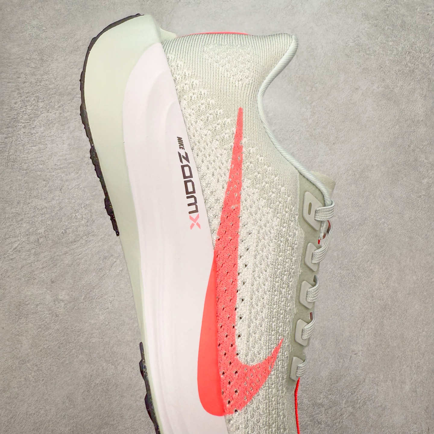 图片[6]-＃TG纯原 NK Zoom Pegasus Plus 超级飞马涡轮增压马拉松慢跑鞋 FQ7261-001 在设计上延续了原版鞋款的经典风格，向 Pegasus Turbo 致敬。鞋面采用 Flyknit 材质，巧妙地在不同区域实现紧密与松散的编织结合。标志性的尼龙中部条纹与原版 Turbo 设计呼应。原有的 Flywire 被内部毡织带替代。鞋领的衬垫和鞋跟支撑则为鞋面增添了完善的细节。 与以往的 Turbo 型号采用双层泡沫不同，Pegasus Plus 使用了一体式 ZoomX 中底。鞋跟厚度为 35 毫米，前掌为 25 毫米，形成 10 毫米的落差，外底覆盖了大量橡胶，而 ZoomX 外露的部分也十分显眼。尺码：36 36.5 37.5 38 38.5 39 40 40.5 41 42 42.5 43 44 44.5 45-选品中心