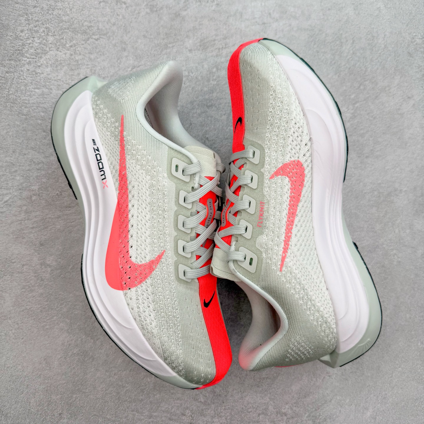 图片[3]-＃TG纯原 NK Zoom Pegasus Plus 超级飞马涡轮增压马拉松慢跑鞋 FQ7261-001 在设计上延续了原版鞋款的经典风格，向 Pegasus Turbo 致敬。鞋面采用 Flyknit 材质，巧妙地在不同区域实现紧密与松散的编织结合。标志性的尼龙中部条纹与原版 Turbo 设计呼应。原有的 Flywire 被内部毡织带替代。鞋领的衬垫和鞋跟支撑则为鞋面增添了完善的细节。 与以往的 Turbo 型号采用双层泡沫不同，Pegasus Plus 使用了一体式 ZoomX 中底。鞋跟厚度为 35 毫米，前掌为 25 毫米，形成 10 毫米的落差，外底覆盖了大量橡胶，而 ZoomX 外露的部分也十分显眼。尺码：36 36.5 37.5 38 38.5 39 40 40.5 41 42 42.5 43 44 44.5 45-选品中心